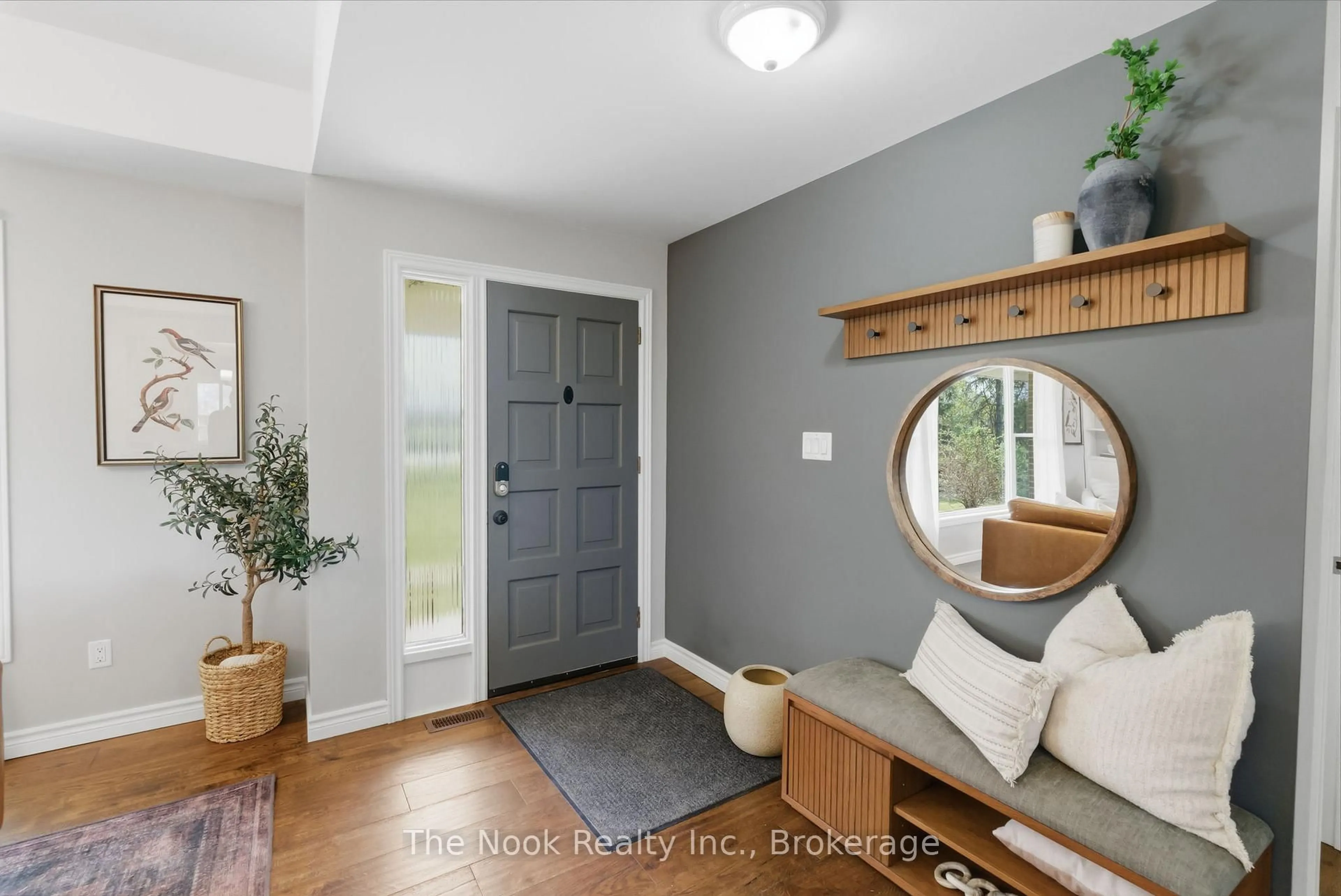 Indoor entryway for 2165 Courtice Rd, Clarington Ontario L1E 2M8