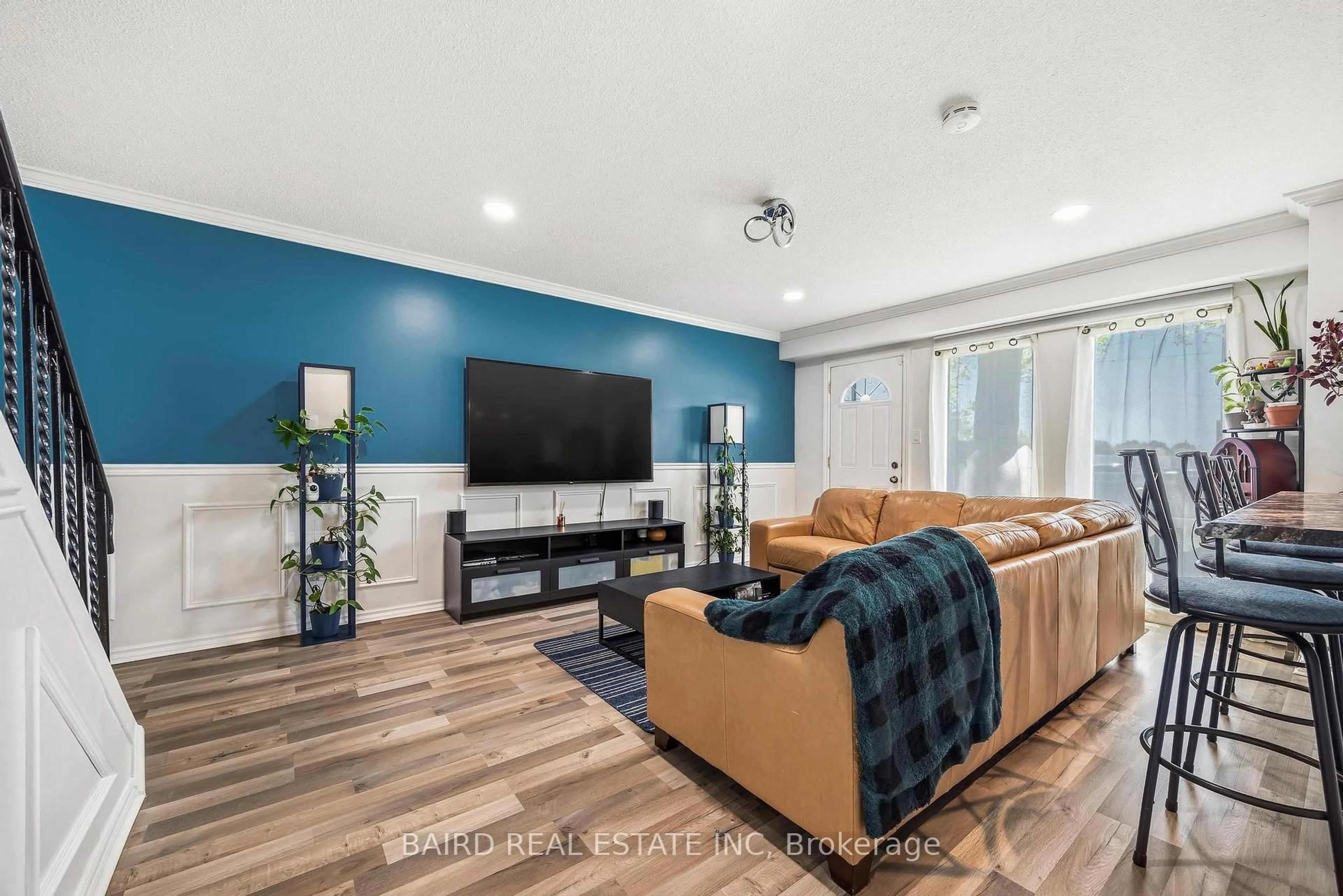 Living room with furniture, wood/laminate floor for 1331 Mary St #6, Oshawa Ontario L1G 6Z2