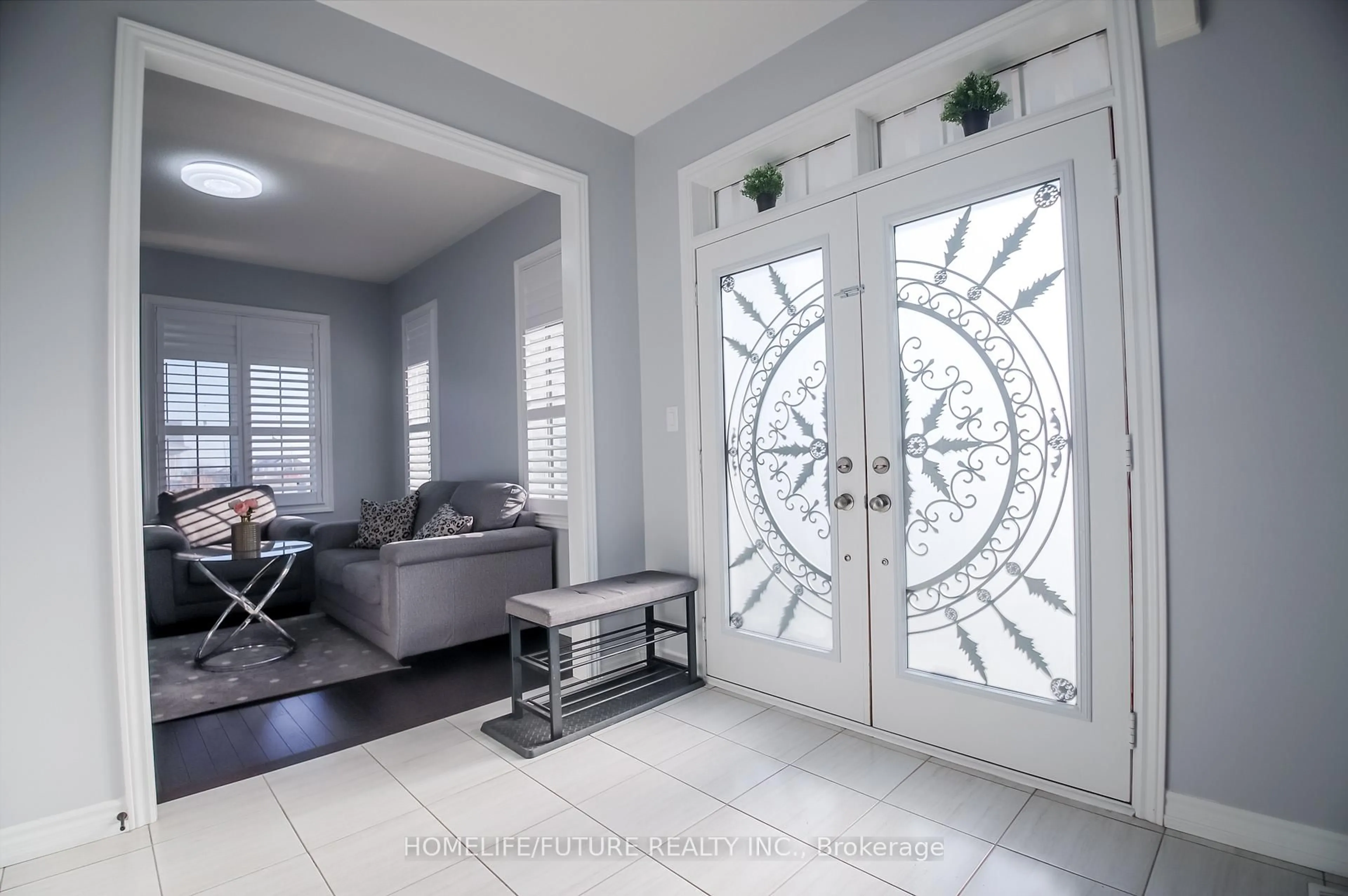 Indoor entryway for 140 Ronald Hooper Ave, Clarington Ontario L1C 7E4