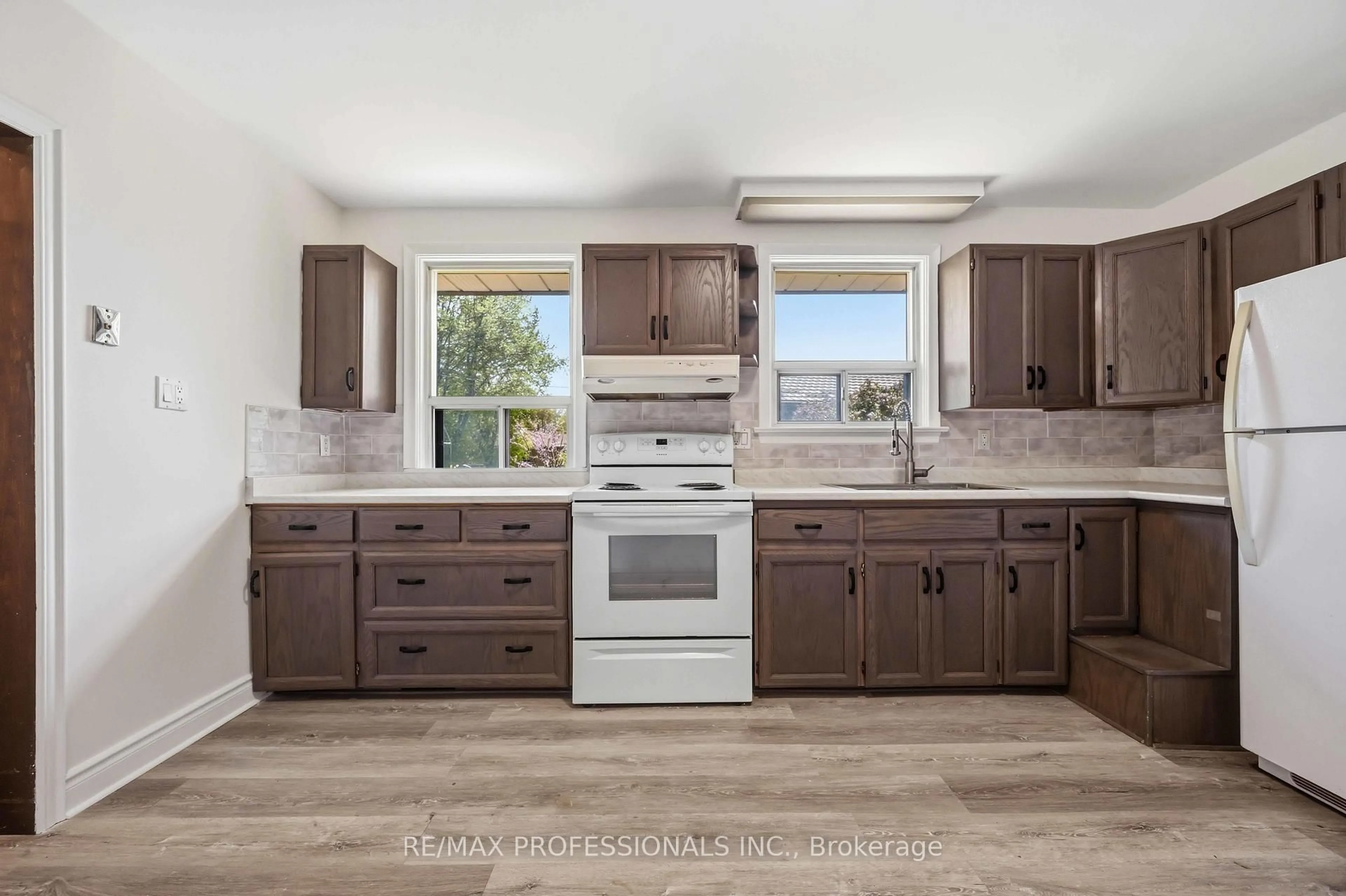 Open concept kitchen, ceramic/tile floor for 28 Chandler Dr, Toronto Ontario M1G 1Z2