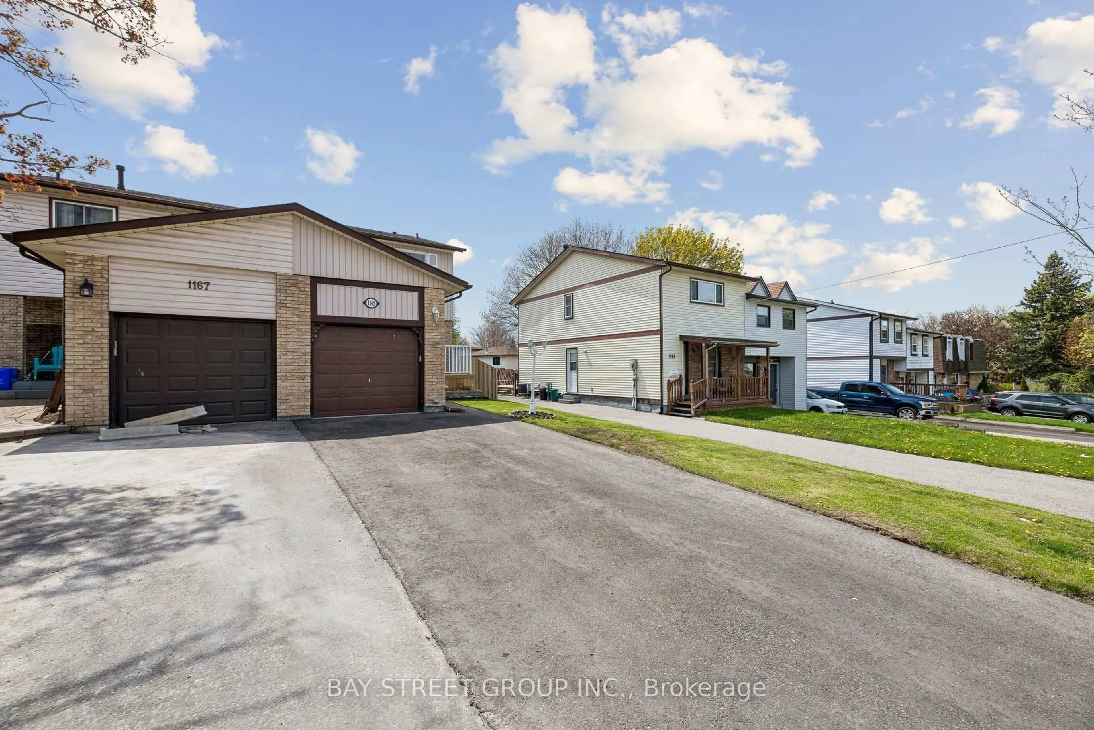 A pic from outside/outdoor area/front of a property/back of a property/a pic from drone, street for 1165 Southdale Ave, Oshawa Ontario L1H 7Y9