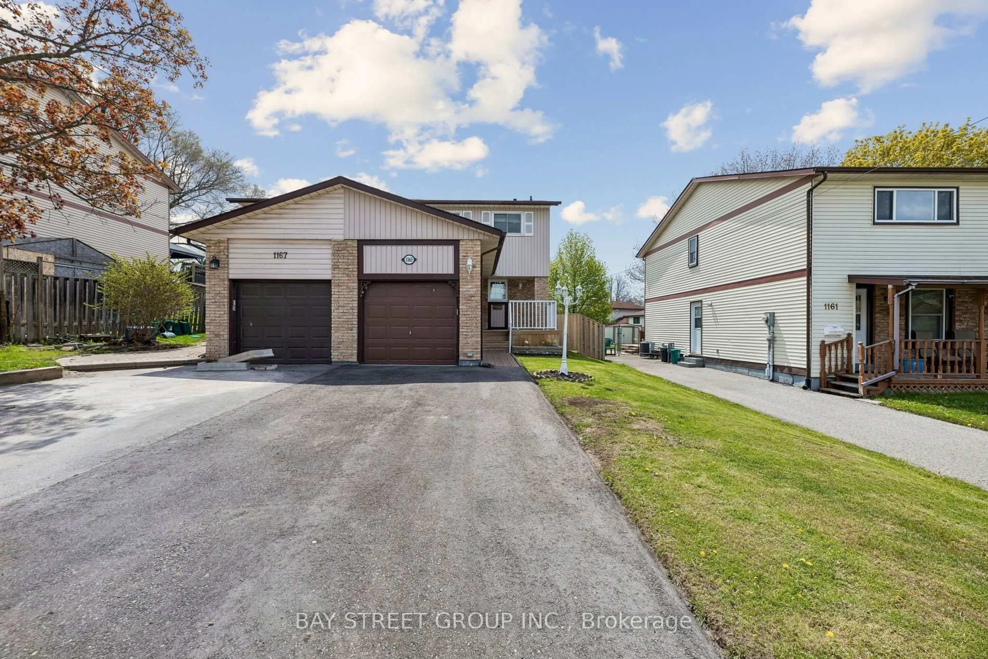 A pic from outside/outdoor area/front of a property/back of a property/a pic from drone, street for 1165 Southdale Ave, Oshawa Ontario L1H 7Y9