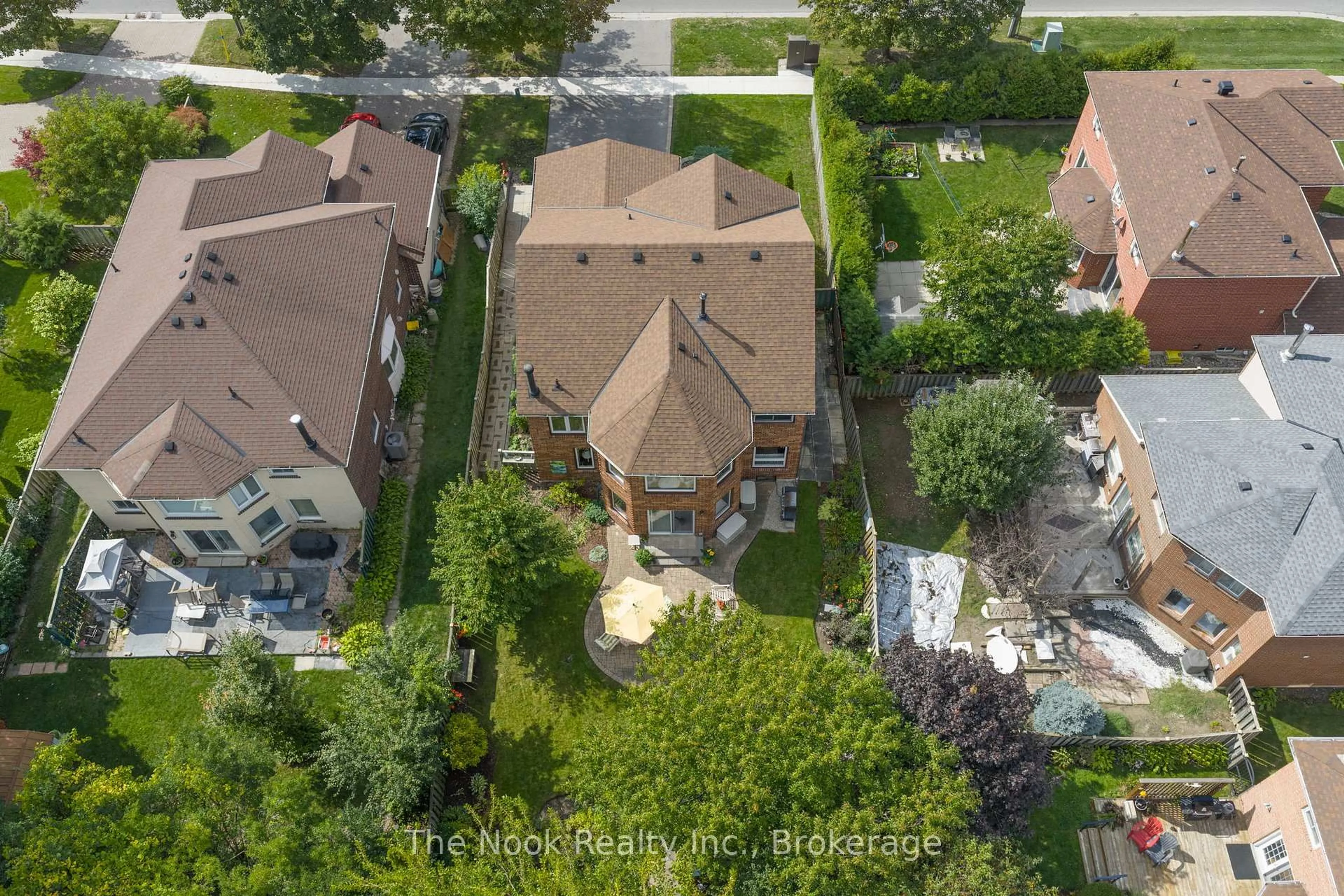 A pic from outside/outdoor area/front of a property/back of a property/a pic from drone, street for 715 Anderson St, Whitby Ontario L1N 3W1