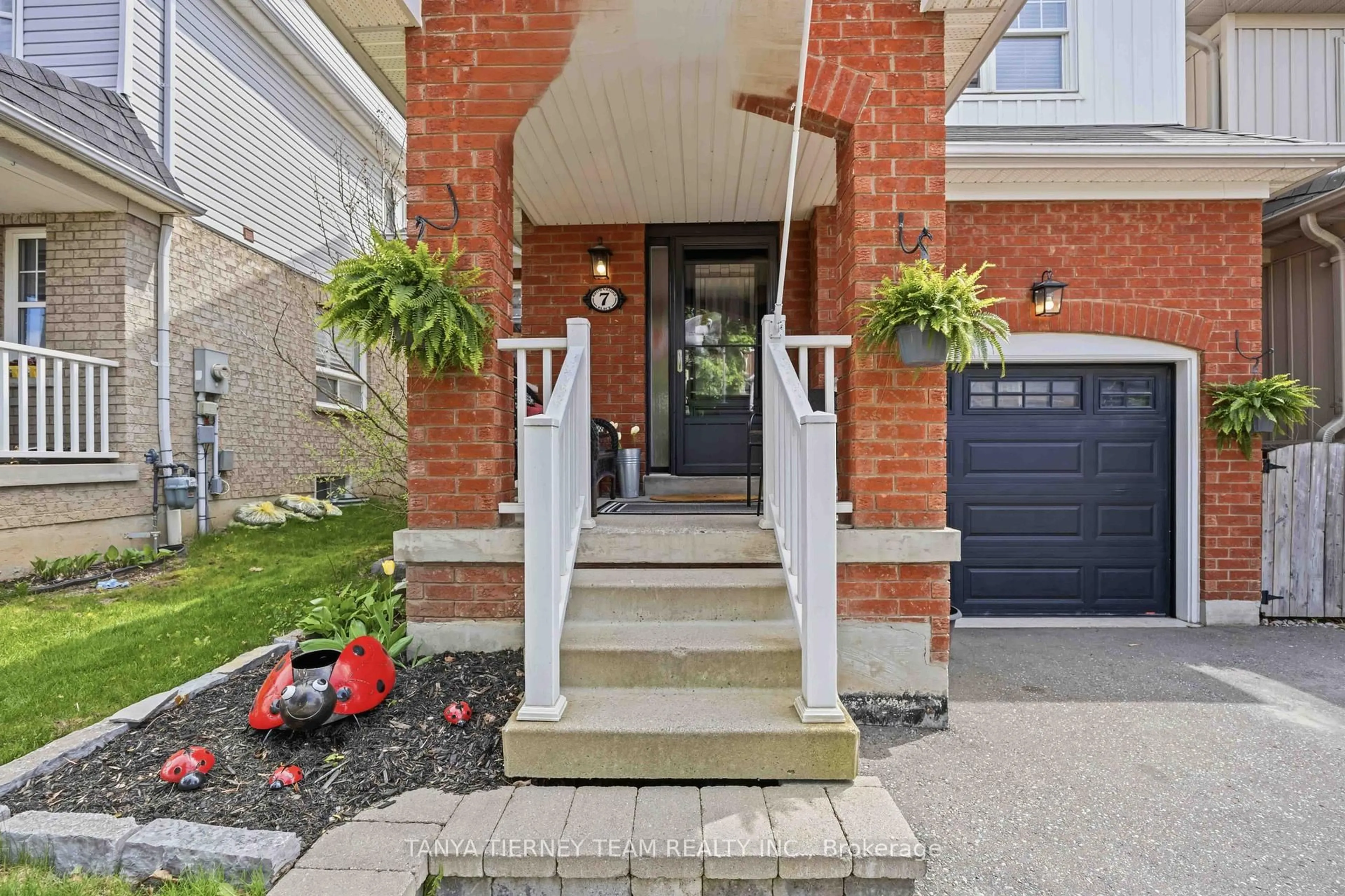Indoor entryway for 7 Brownridge Pl, Whitby Ontario L1P 1W4