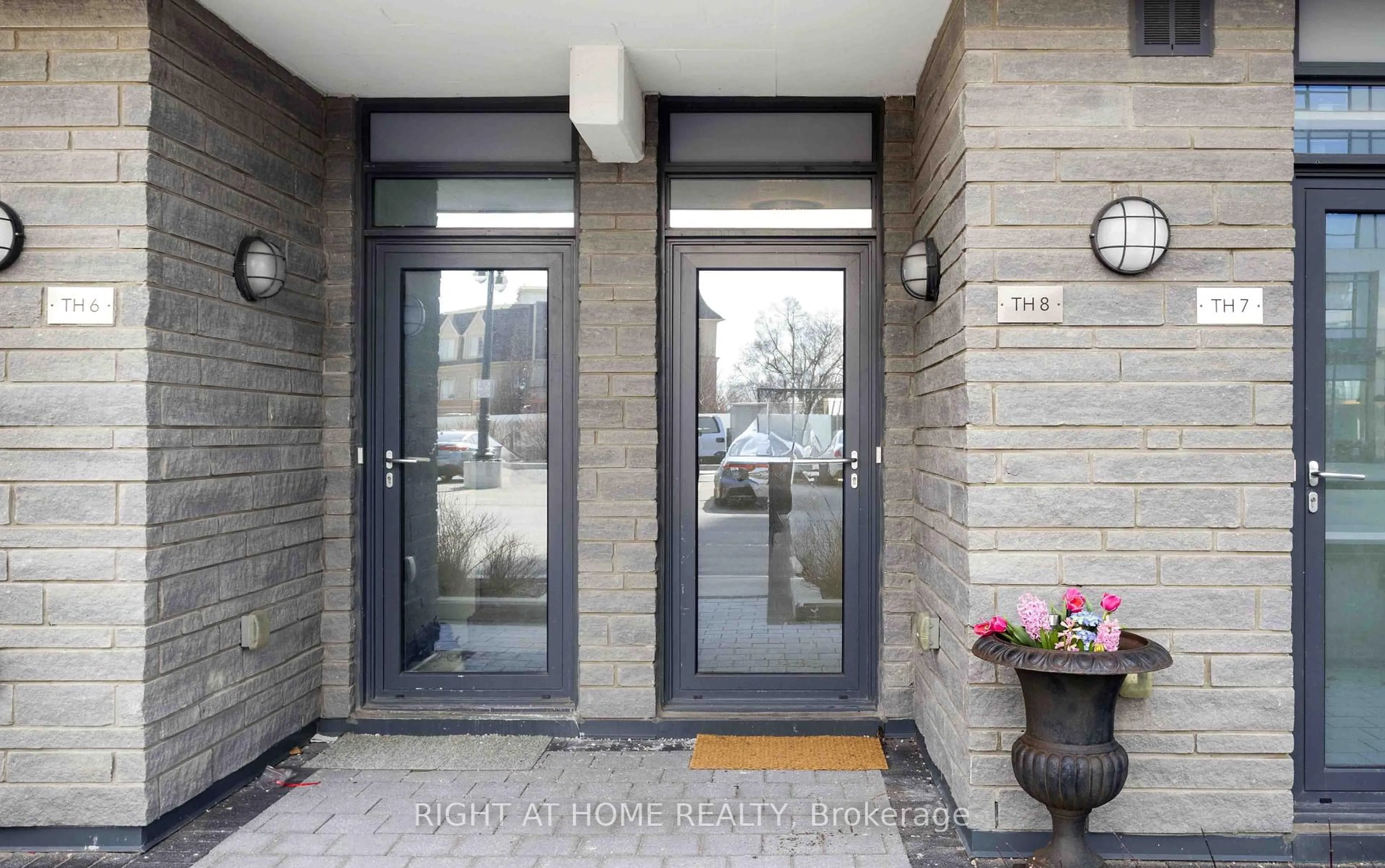 Indoor entryway for 1245 Bayly St #Th8, Pickering Ontario L1W 0B5