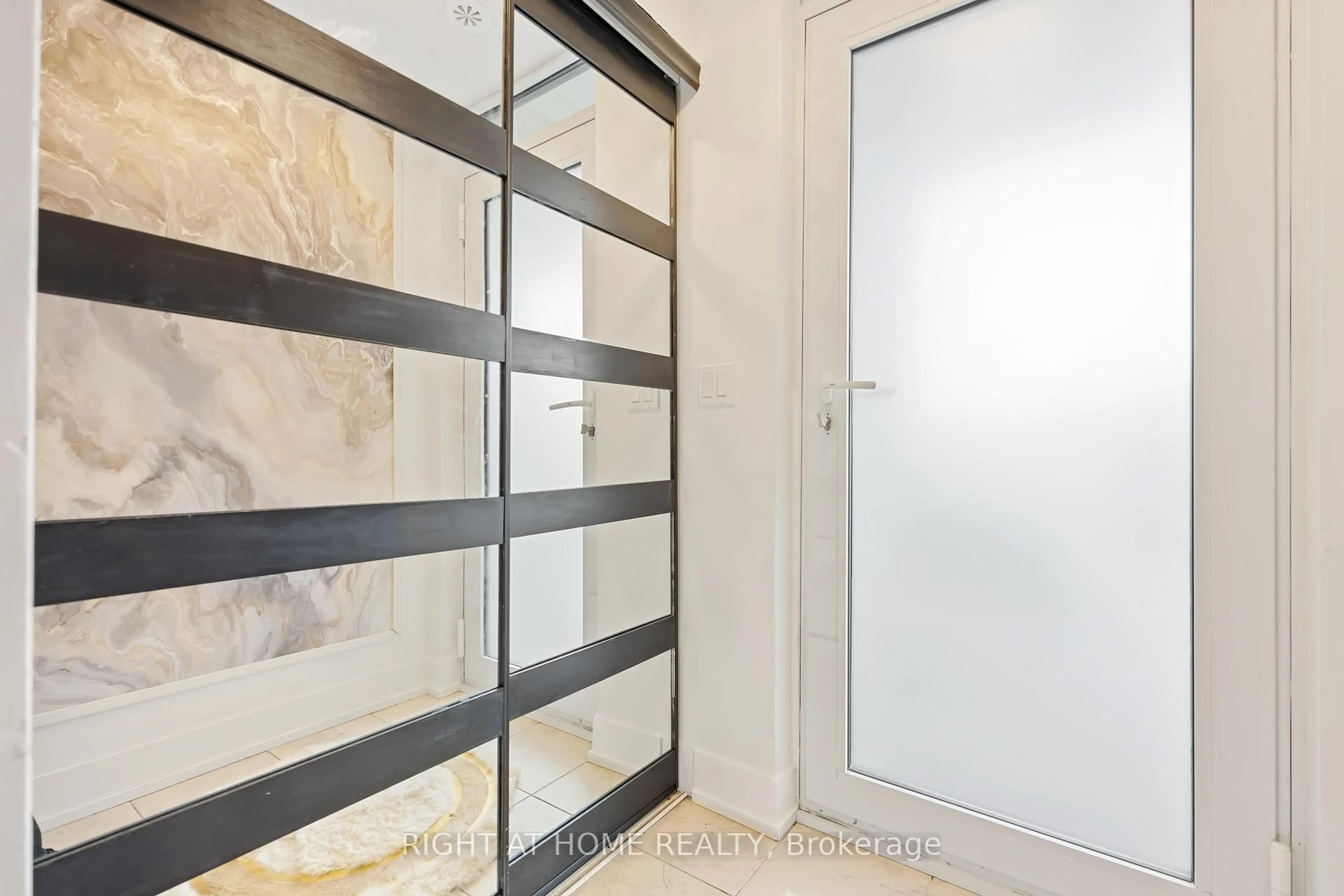 Indoor entryway for 1245 Bayly St #Th8, Pickering Ontario L1W 0B5