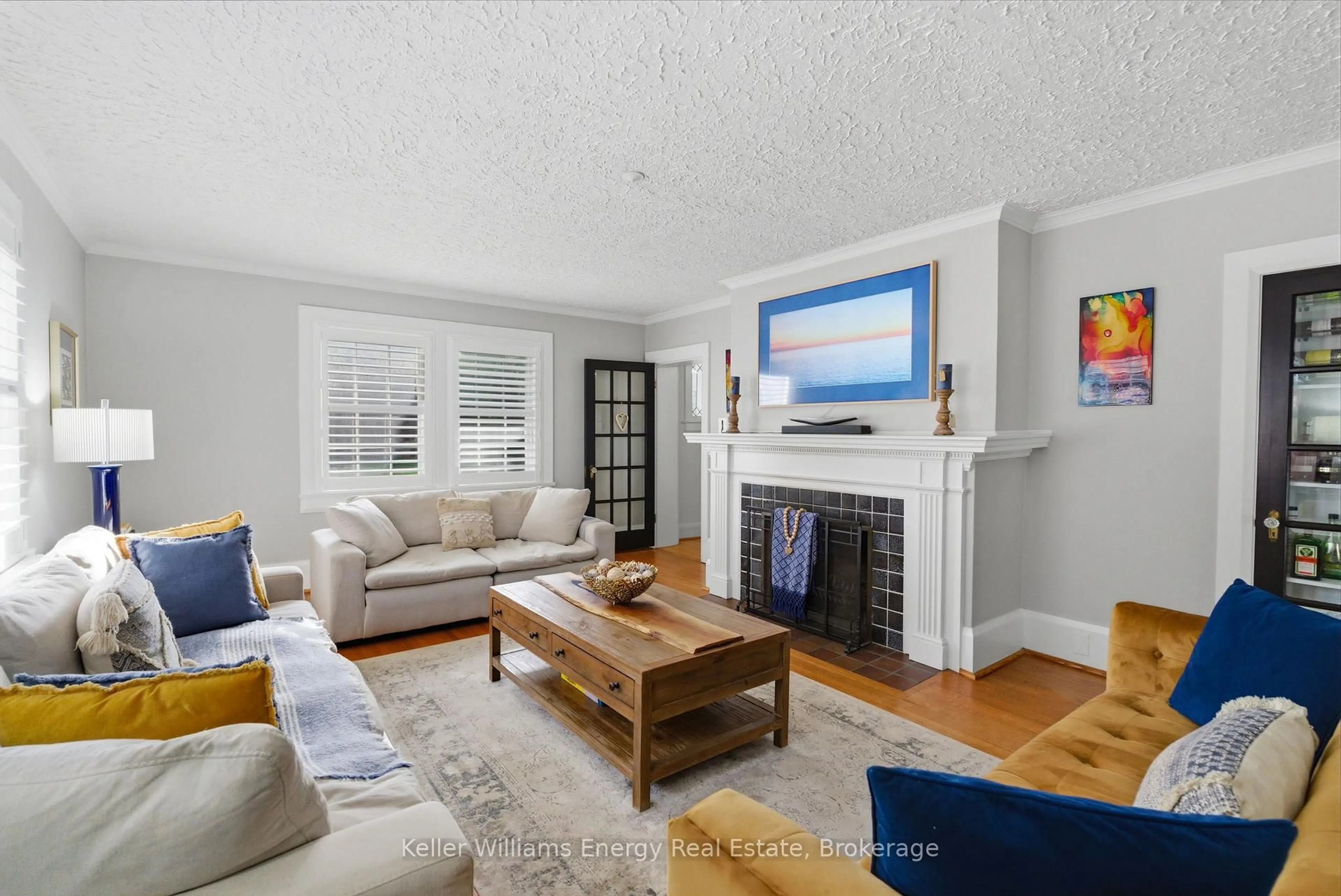 Living room with furniture, unknown for 59 Bagot St, Whitby Ontario L1M 1A1
