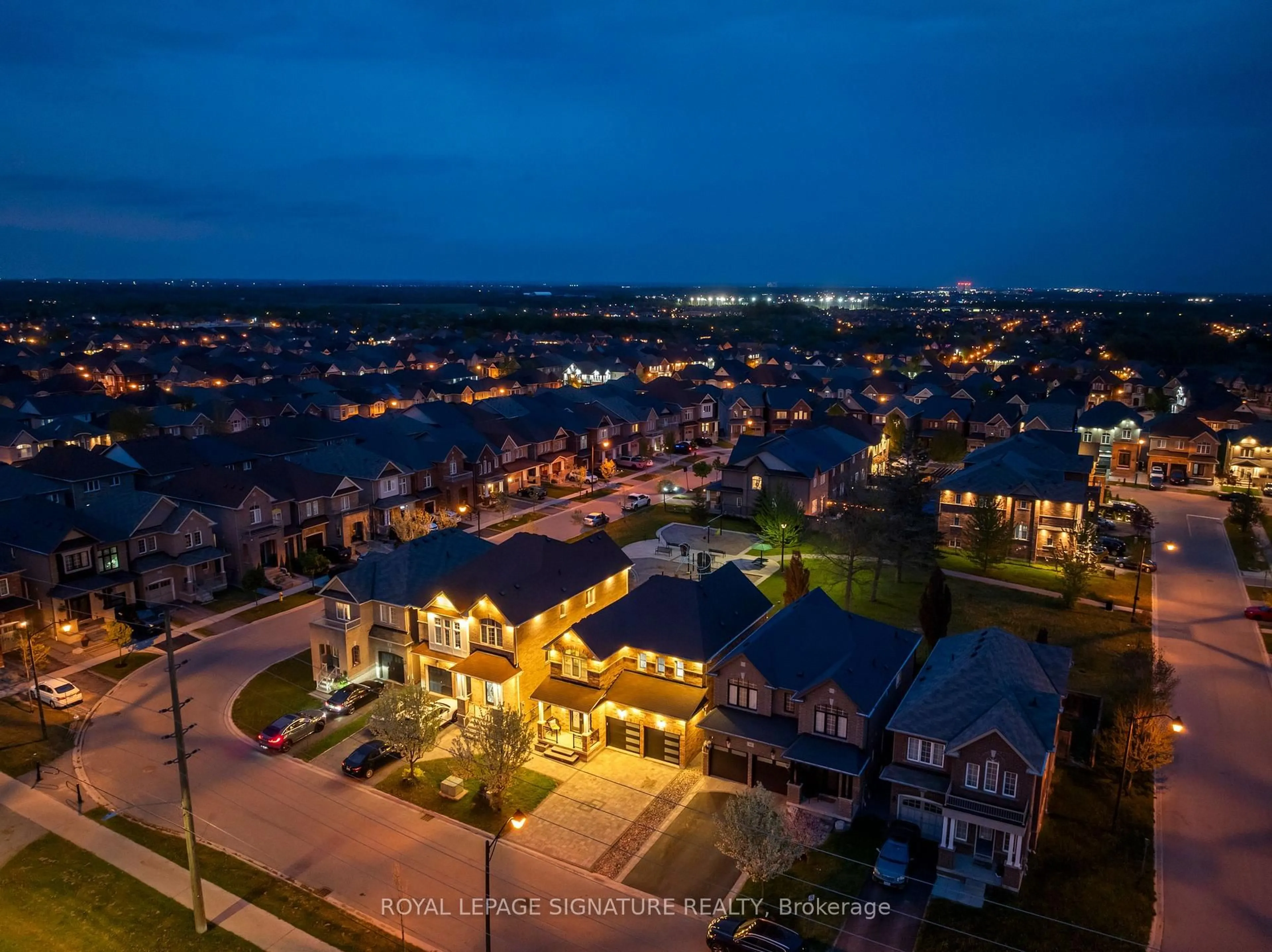 A pic from outside/outdoor area/front of a property/back of a property/a pic from drone, street for 44 Keith-Wright Cres, Ajax Ontario L1Z 0R1