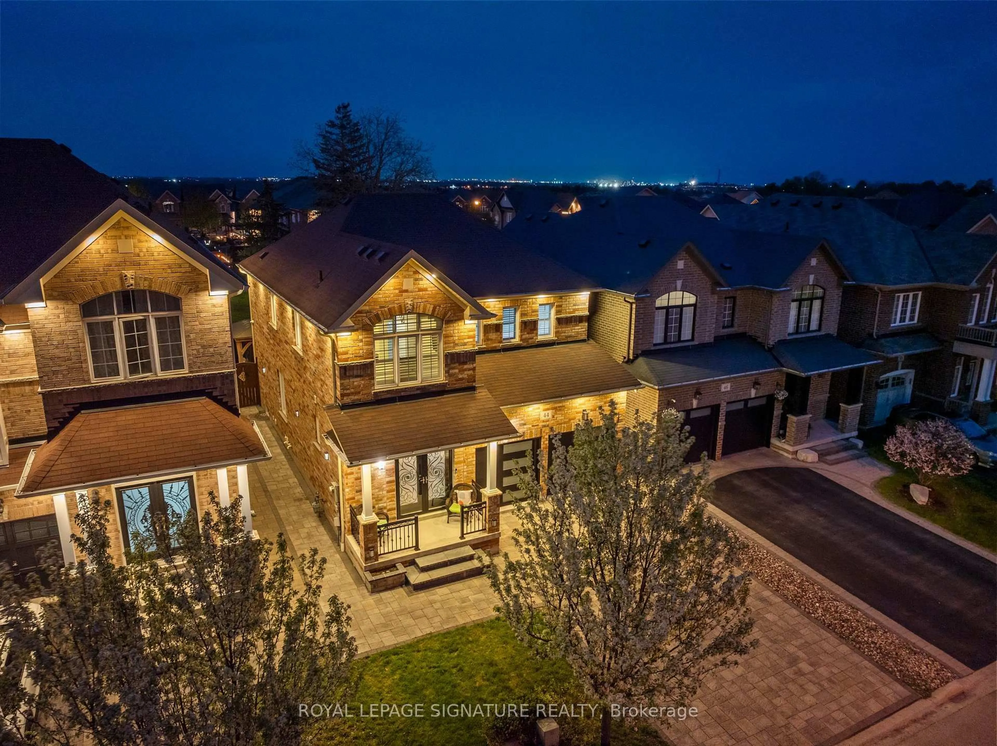 A pic from outside/outdoor area/front of a property/back of a property/a pic from drone, unknown for 44 Keith-Wright Cres, Ajax Ontario L1Z 0R1