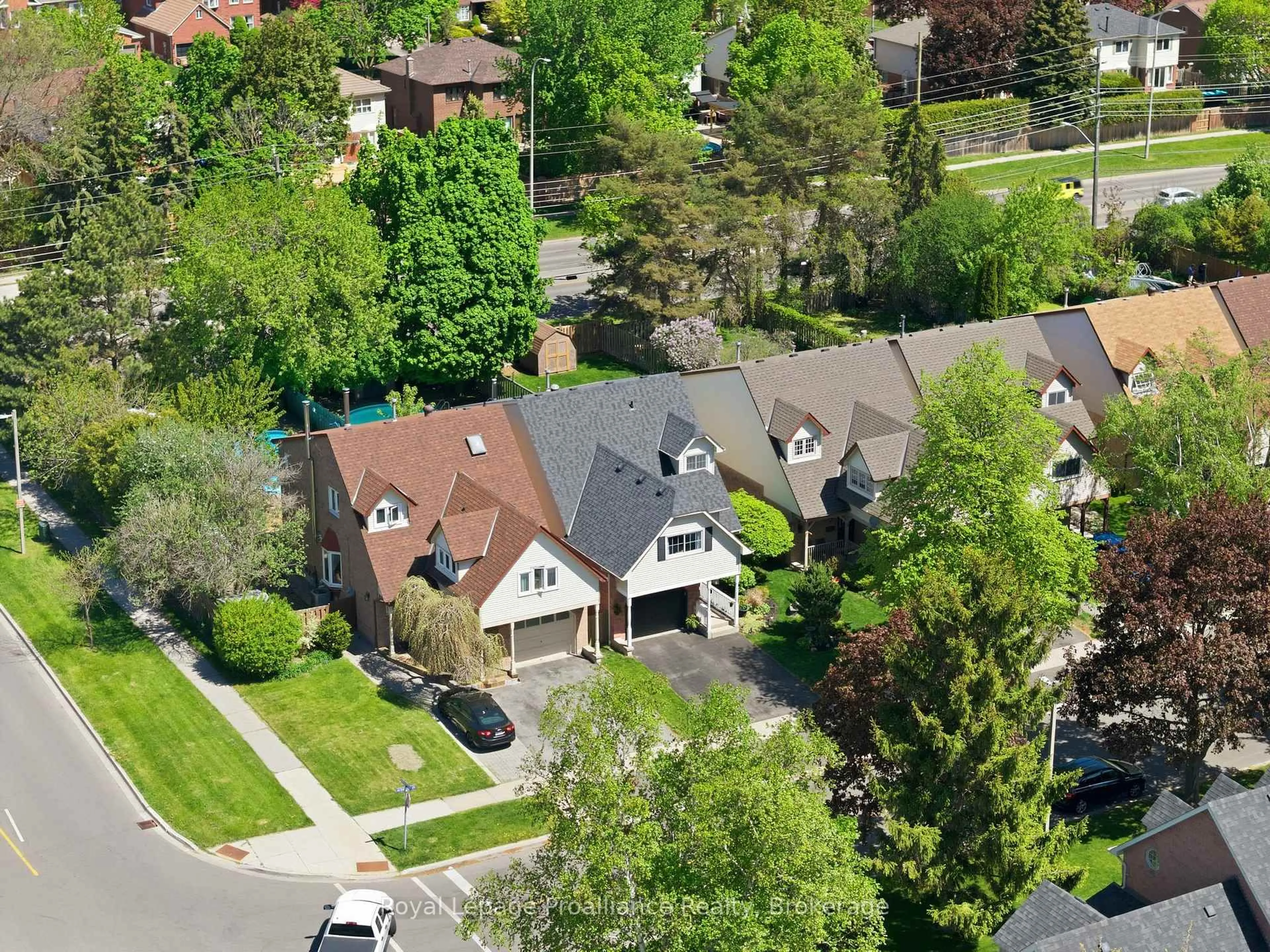 A pic from outside/outdoor area/front of a property/back of a property/a pic from drone, street for 4 Henderson Dr, Whitby Ontario L1N 7Y2