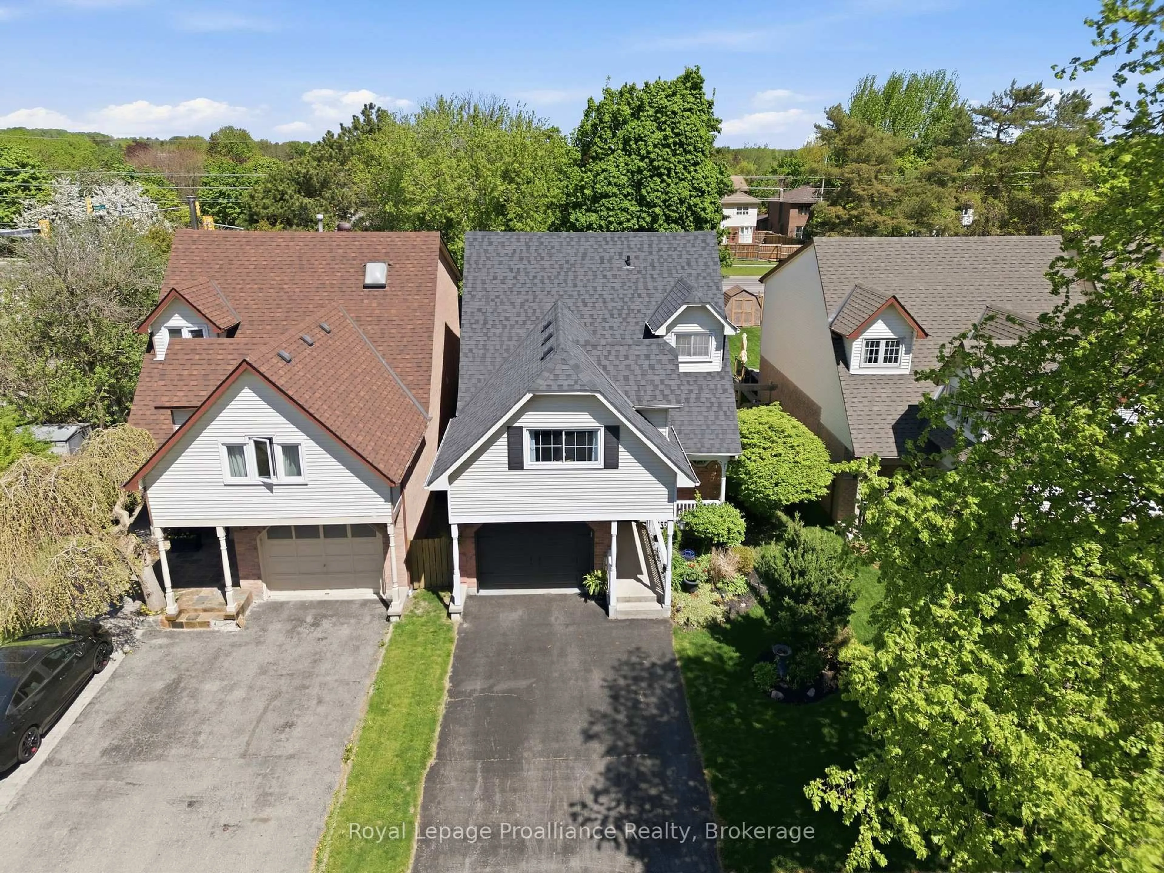 A pic from outside/outdoor area/front of a property/back of a property/a pic from drone, street for 4 Henderson Dr, Whitby Ontario L1N 7Y2