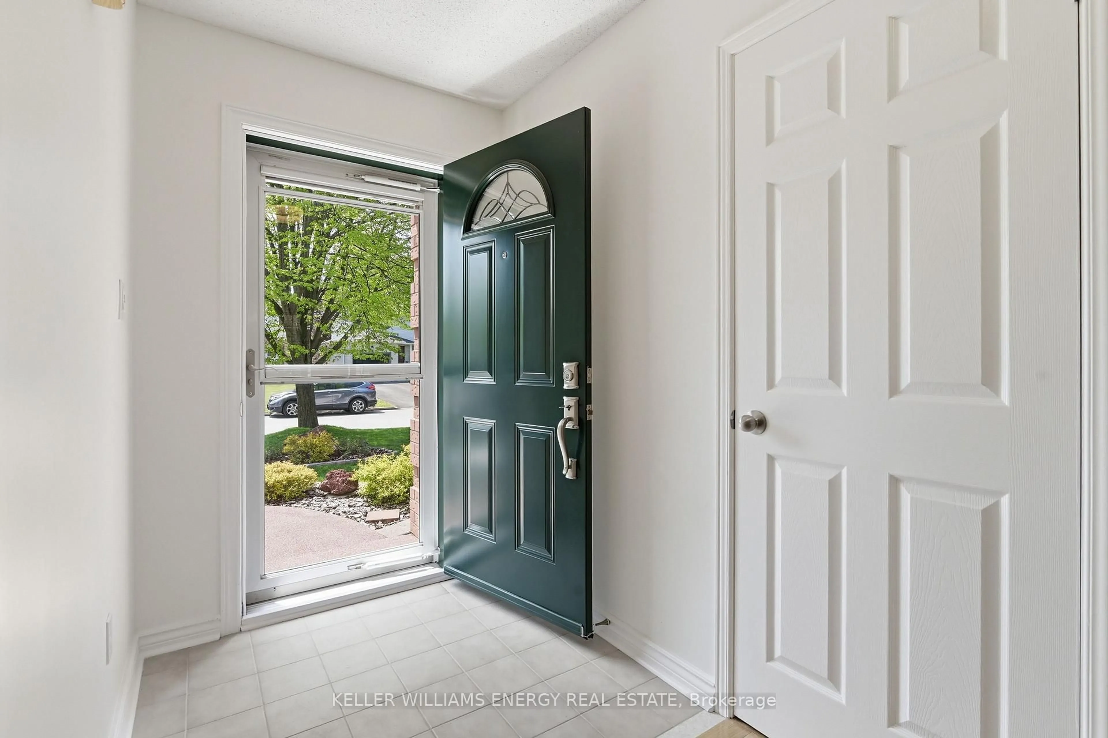 Indoor entryway for 18 ARRAN Crt, Clarington Ontario L1E 2E5