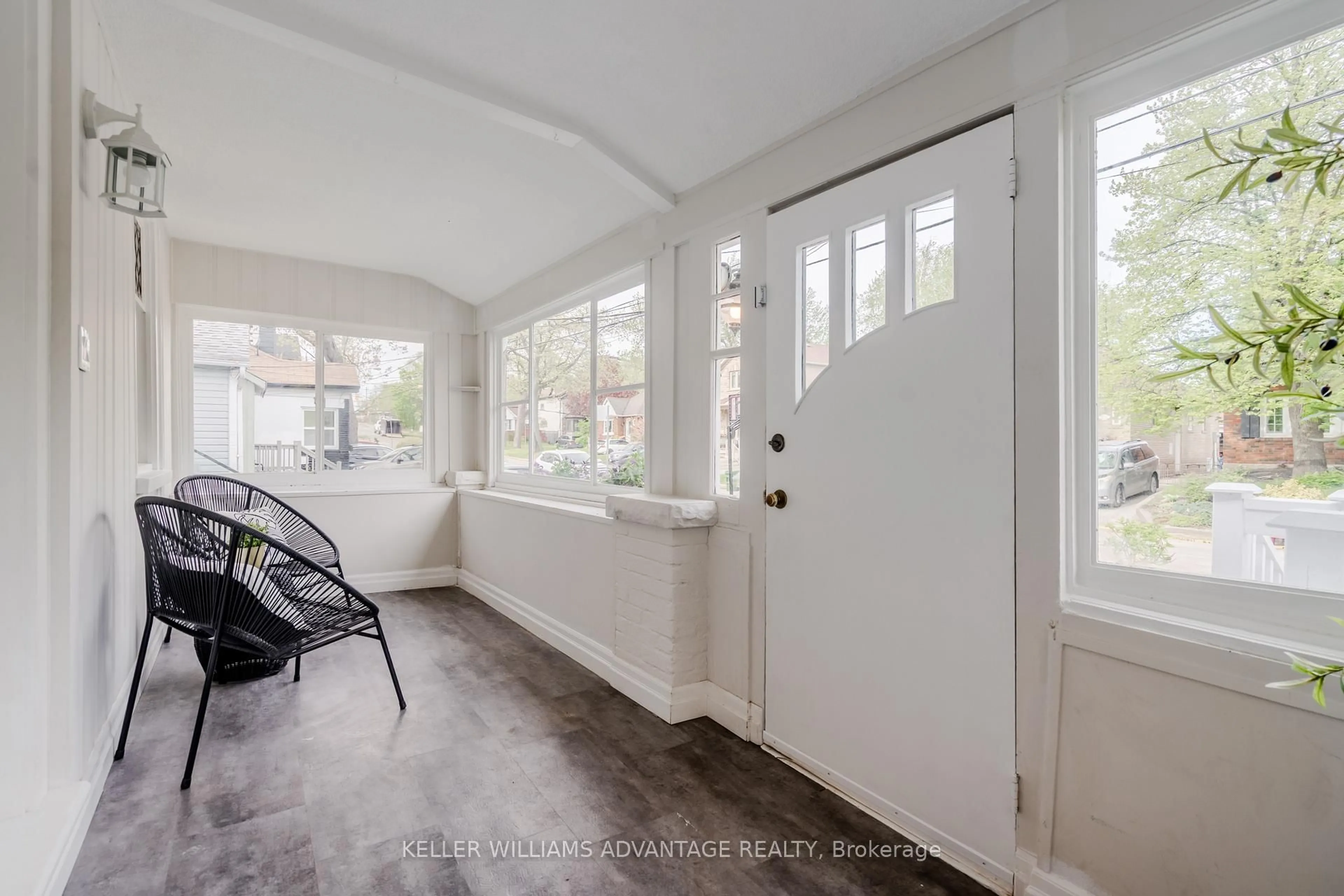 Indoor entryway for 148 Warden Ave, Toronto Ontario M1N 2Z4