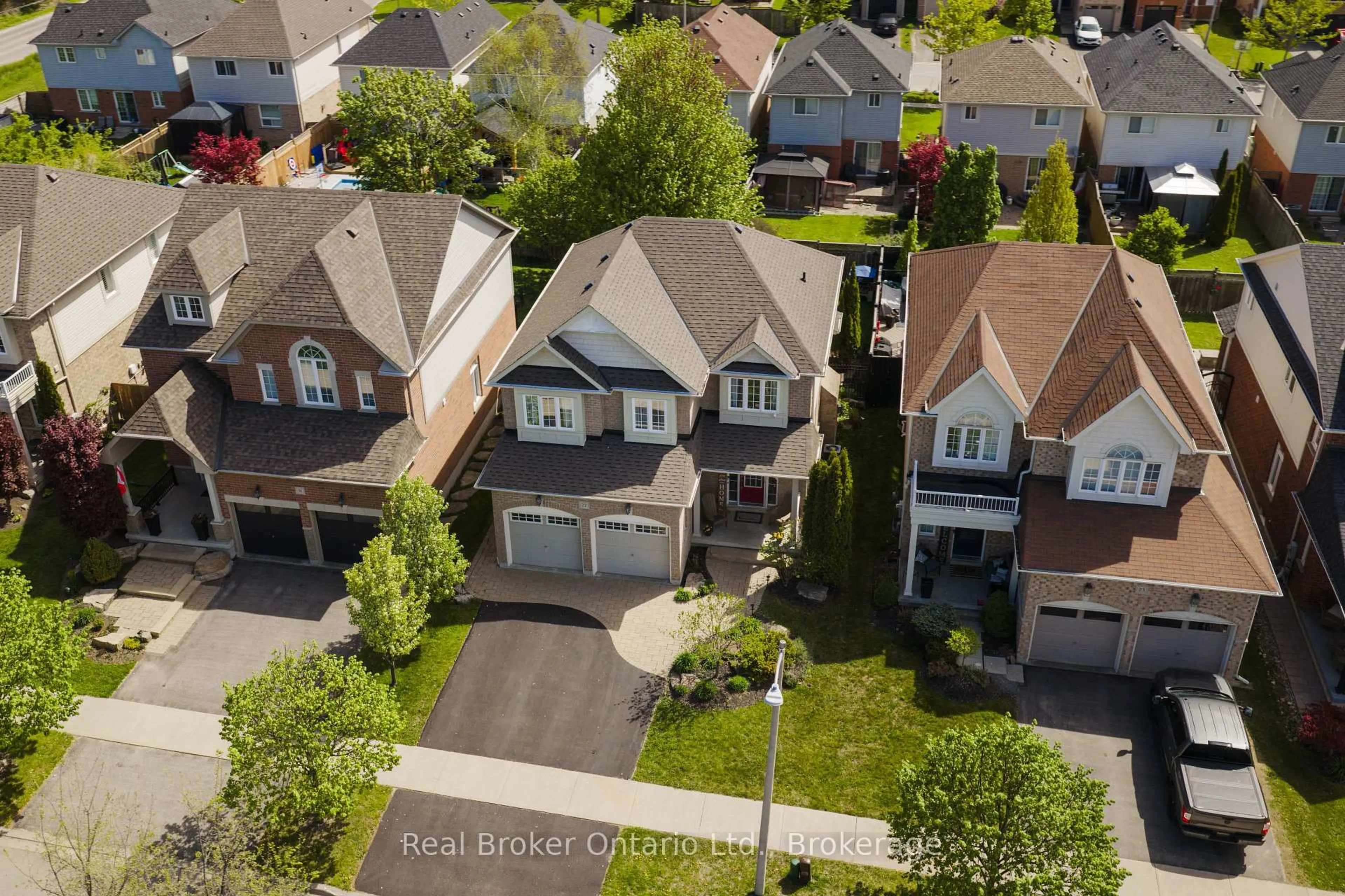 A pic from outside/outdoor area/front of a property/back of a property/a pic from drone, street for 27 Goodall Cres, Clarington Ontario L1C 0G2
