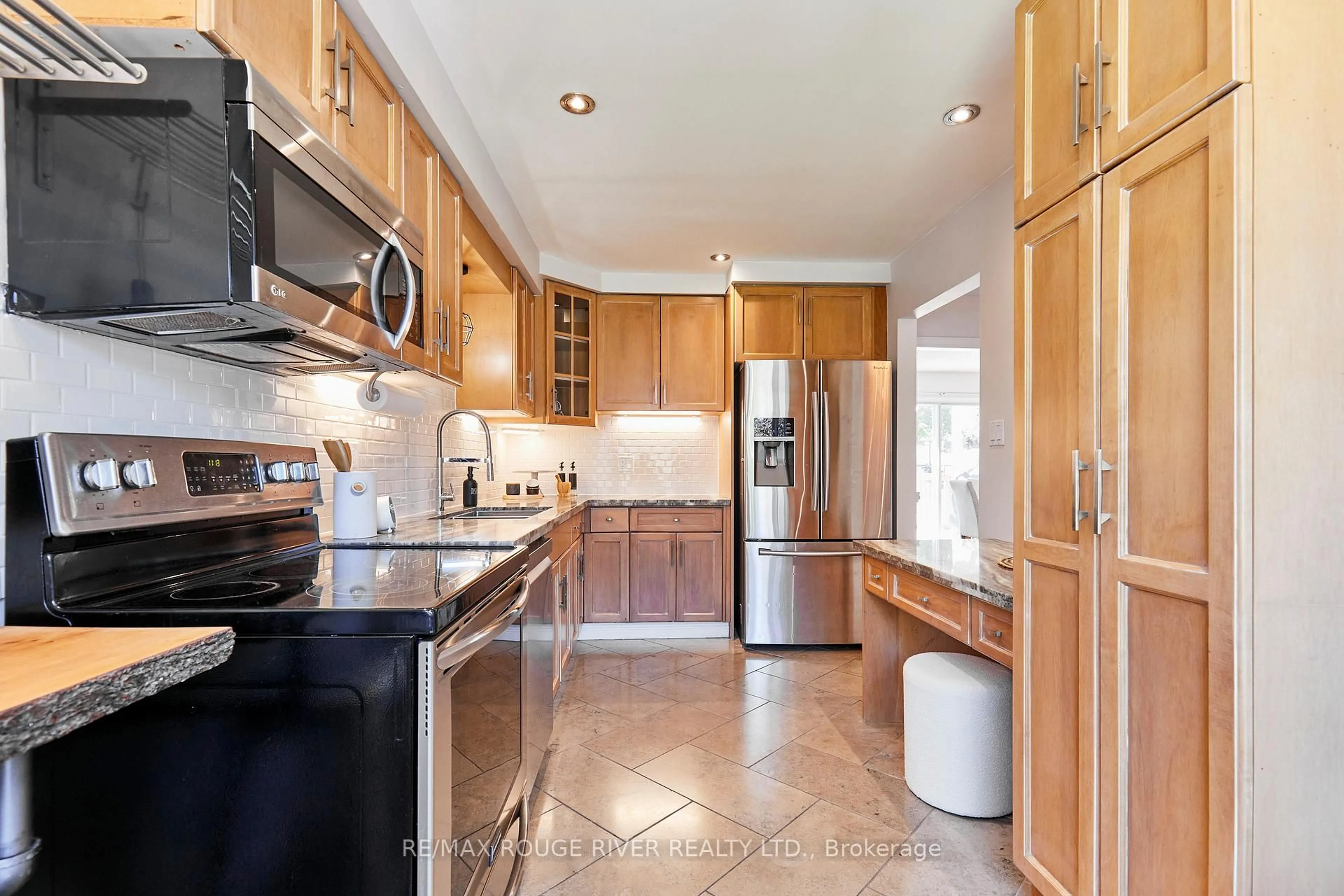Unknown for 31 Champine Sq, Clarington Ontario L1C 4W1