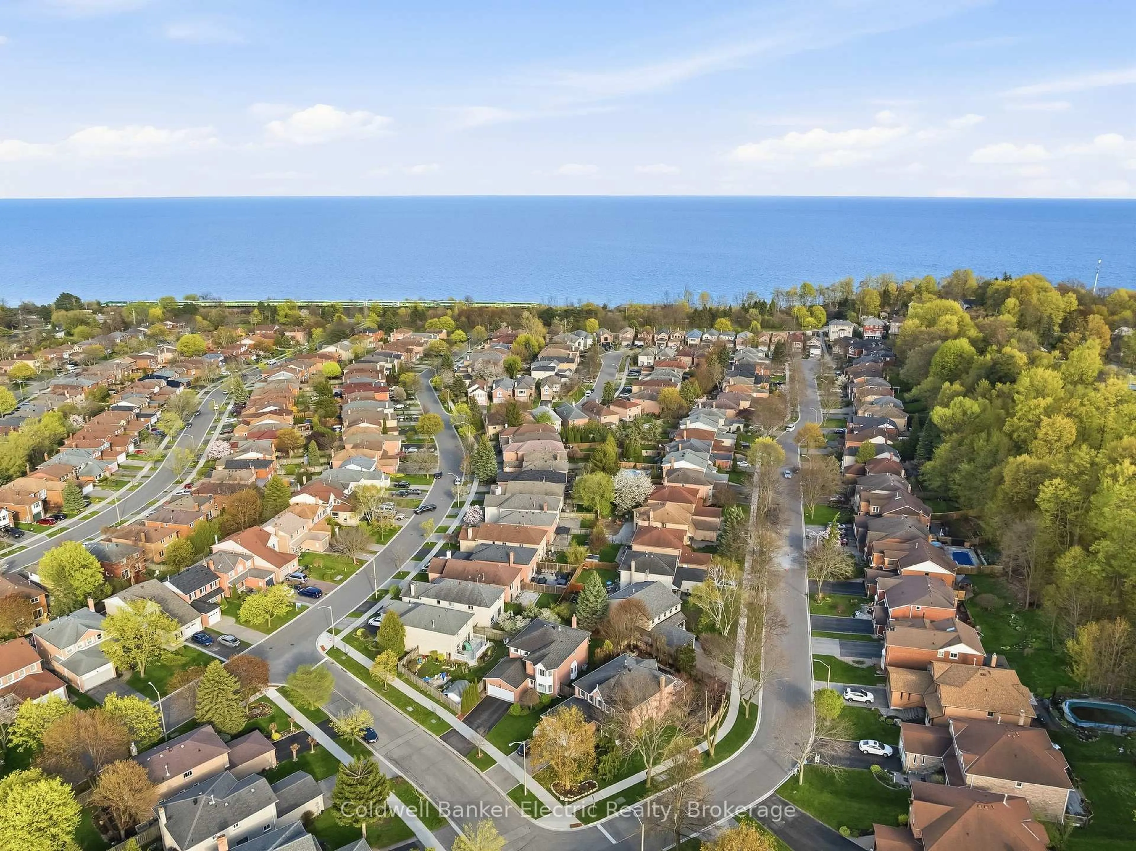 A pic from outside/outdoor area/front of a property/back of a property/a pic from drone, street for 106 Greybeaver Tr, Toronto Ontario M1C 4V3