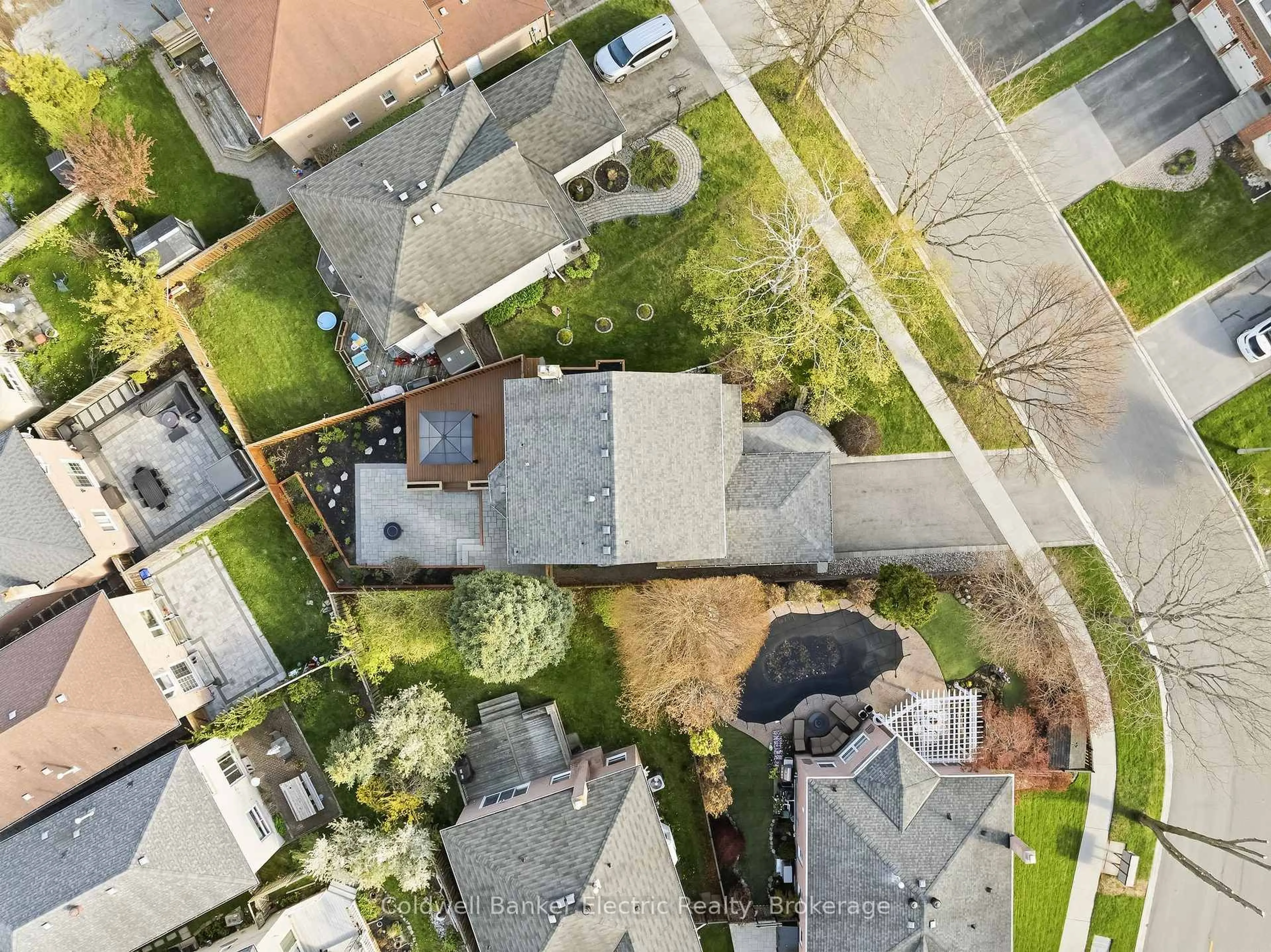 A pic from outside/outdoor area/front of a property/back of a property/a pic from drone, street for 106 Greybeaver Tr, Toronto Ontario M1C 4V3