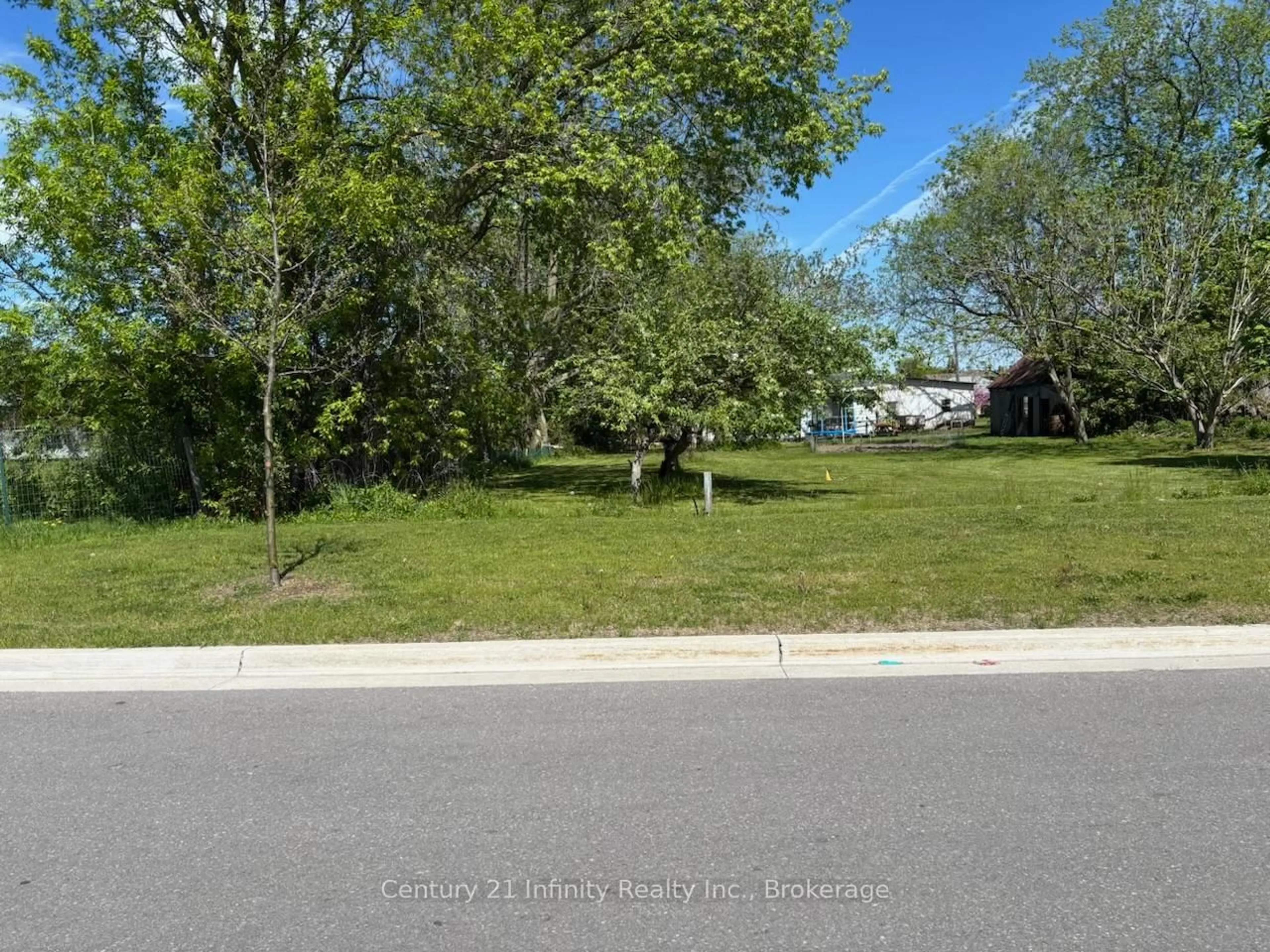 A pic from outside/outdoor area/front of a property/back of a property/a pic from drone, street for 54 Townline Rd, Oshawa Ontario L1K 1B1