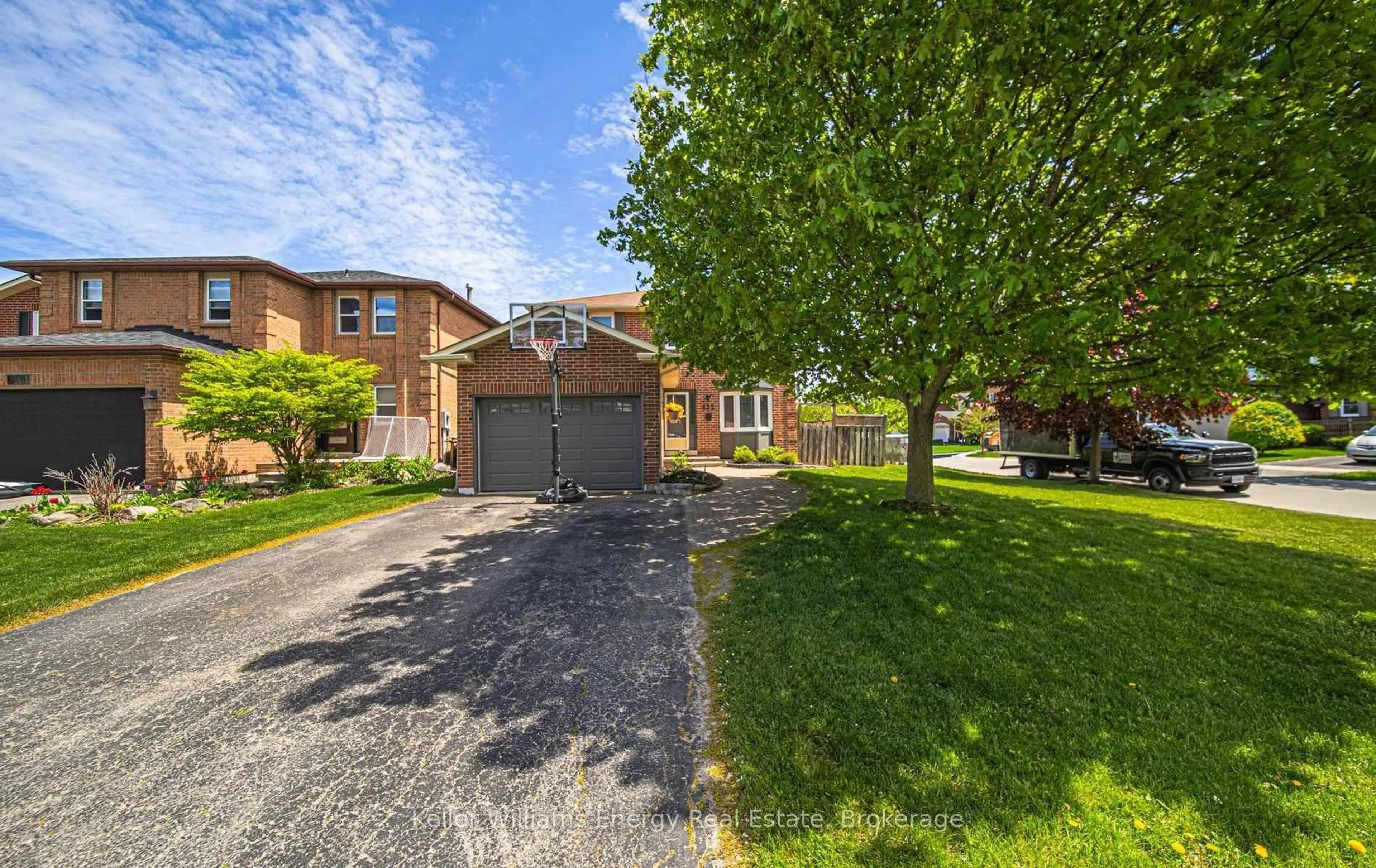 A pic from outside/outdoor area/front of a property/back of a property/a pic from drone, street for 632 Chiron Cres, Pickering Ontario L1V 4T4