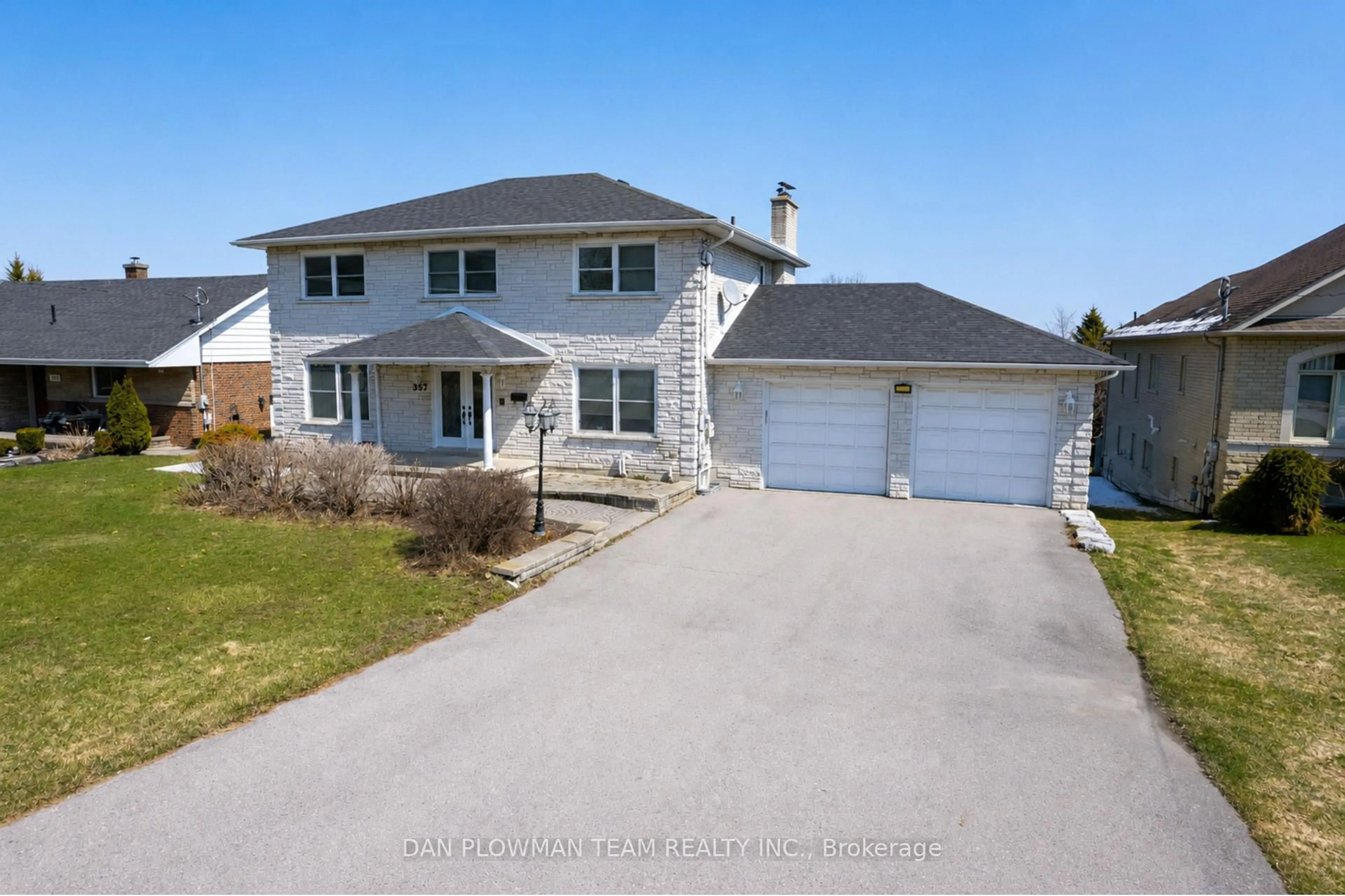 A pic from outside/outdoor area/front of a property/back of a property/a pic from drone, street for 357 Powell Rd, Whitby Ontario L1N 2H5