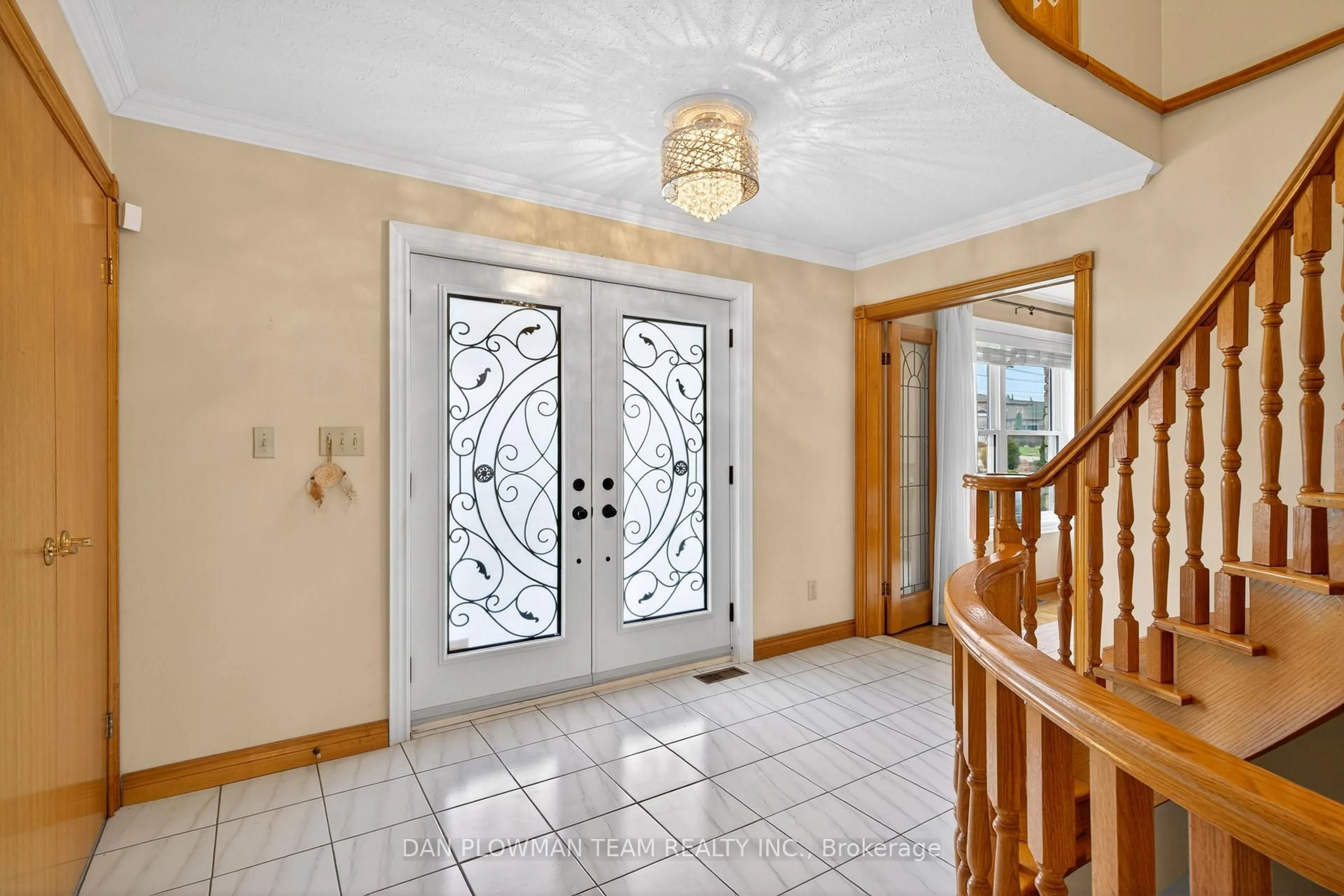 Indoor foyer for 357 Powell Rd, Whitby Ontario L1N 2H5