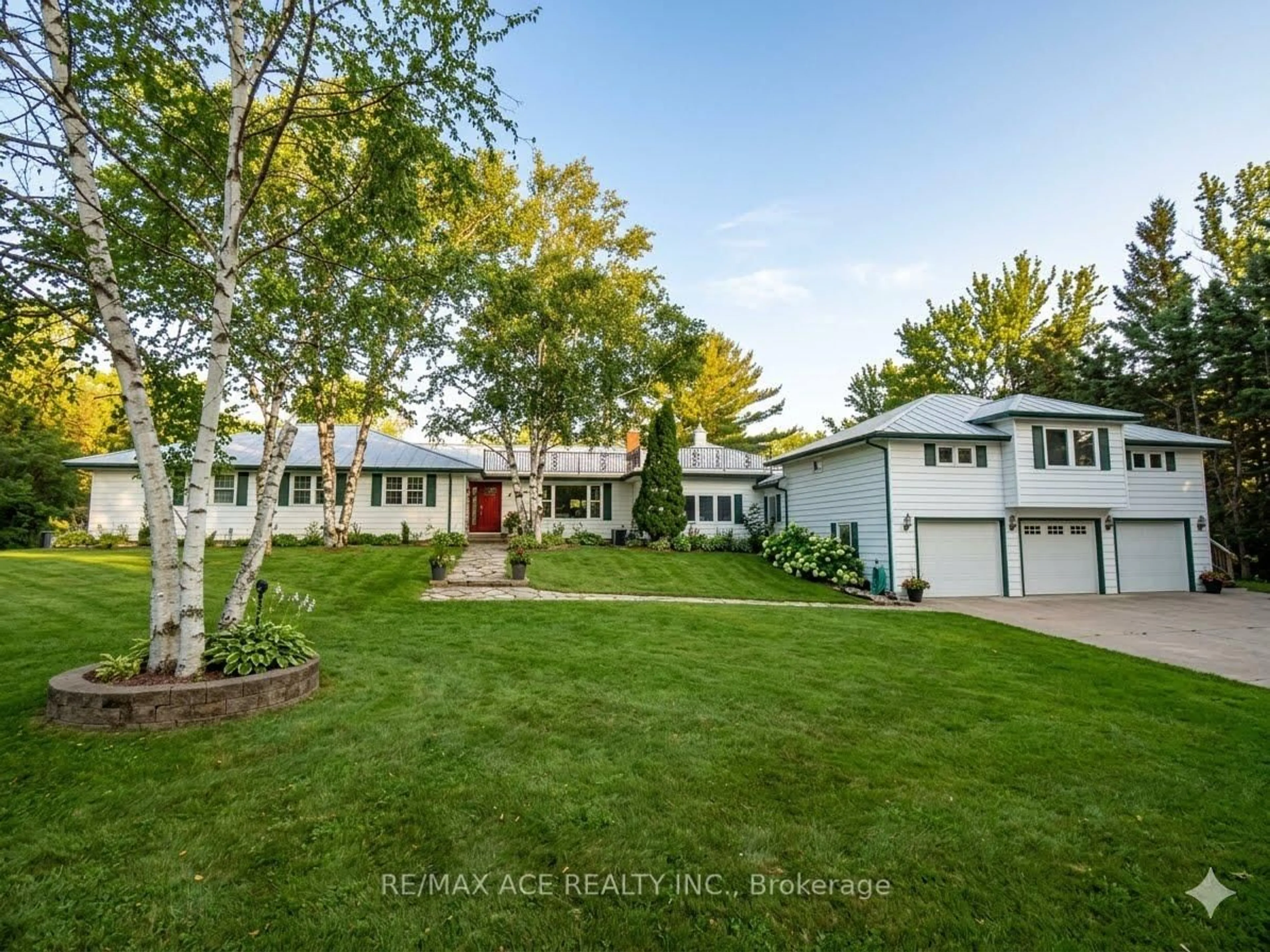 A pic from outside/outdoor area/front of a property/back of a property/a pic from drone, street for 5455 Hoxton St, Pickering Ontario L1Y 1A3