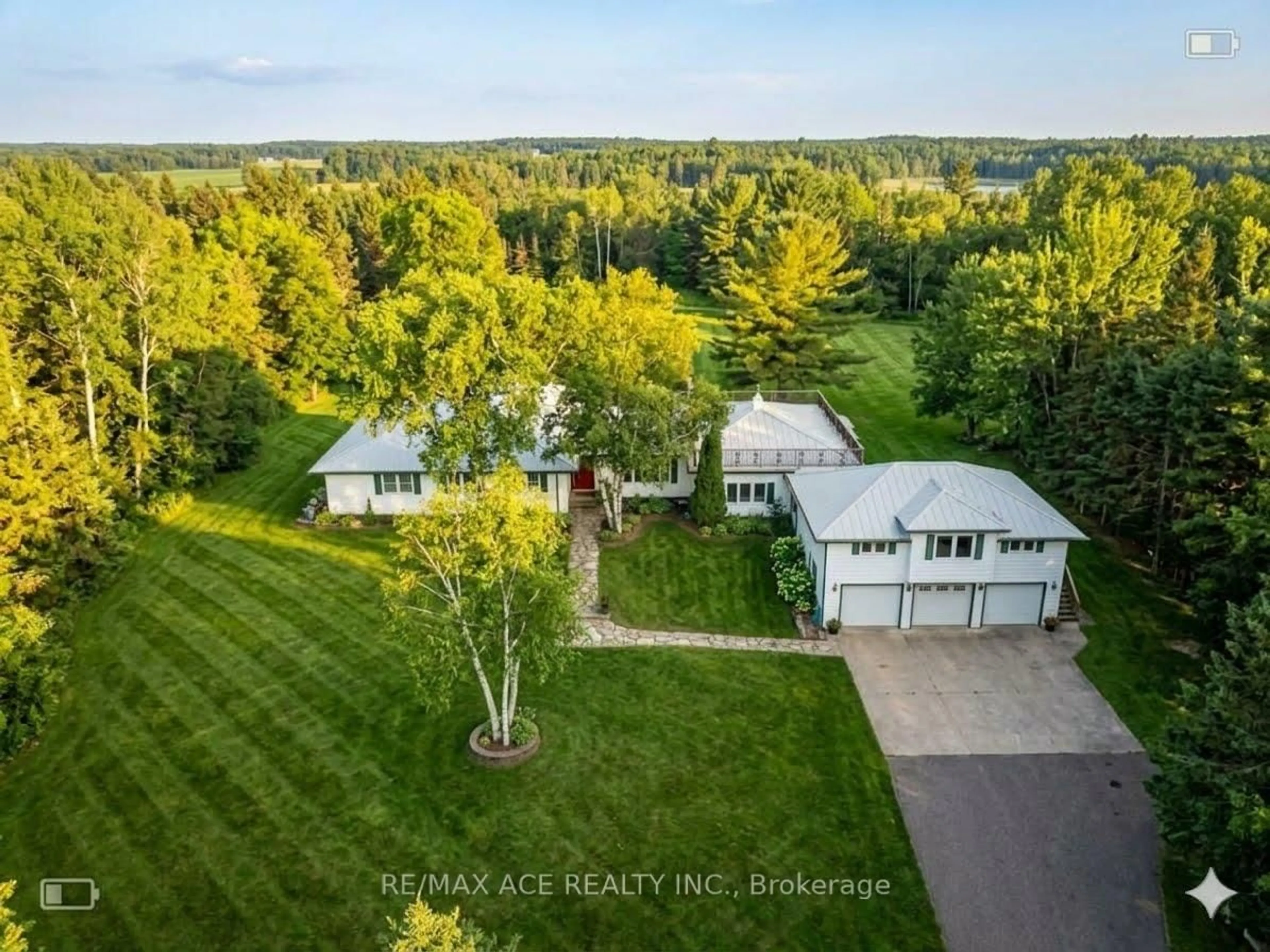 A pic from outside/outdoor area/front of a property/back of a property/a pic from drone, forest/trees view for 5455 Hoxton St, Pickering Ontario L1Y 1A3