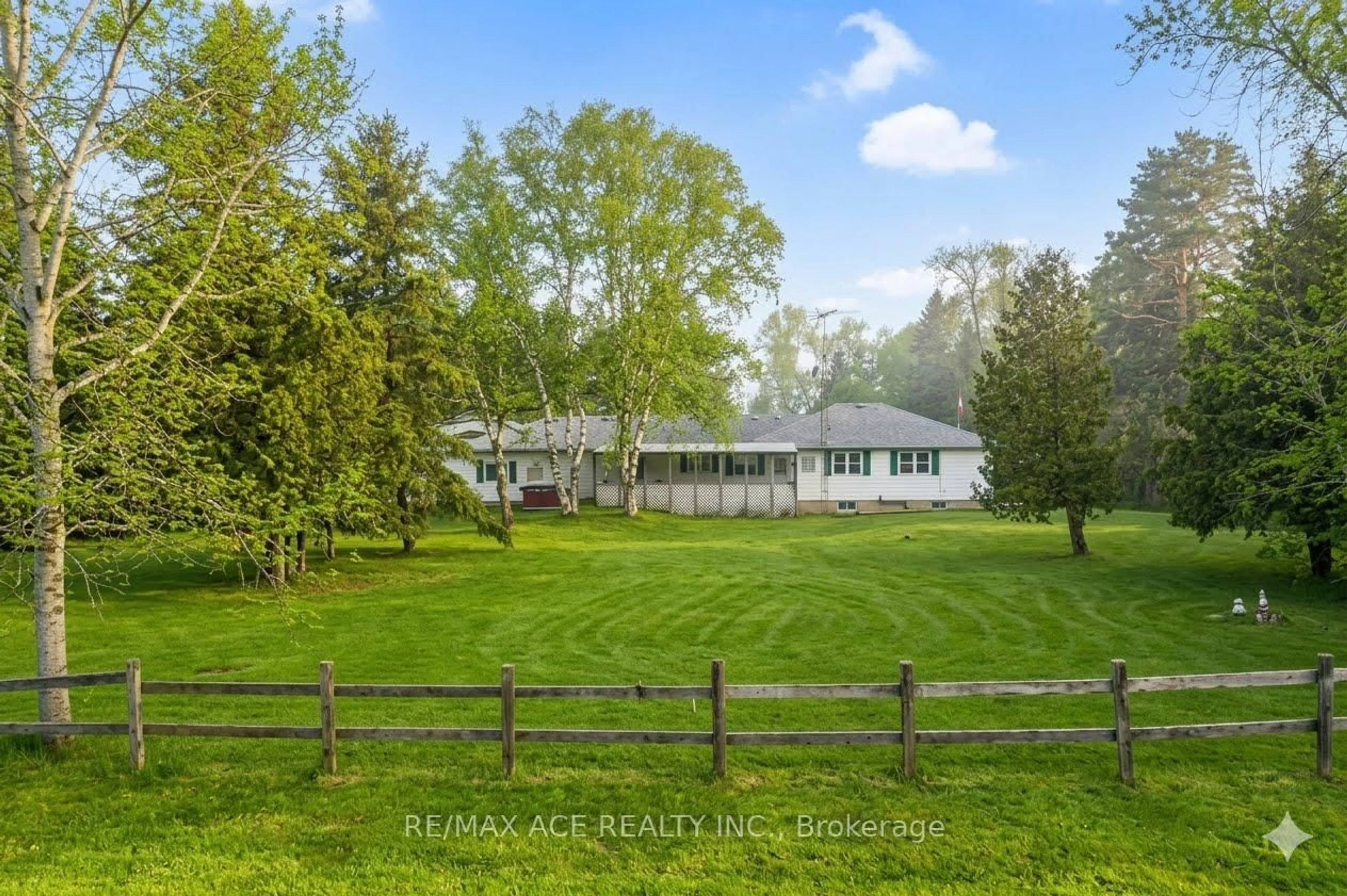 A pic from outside/outdoor area/front of a property/back of a property/a pic from drone, water/lake/river/ocean view for 5455 Hoxton St, Pickering Ontario L1Y 1A3