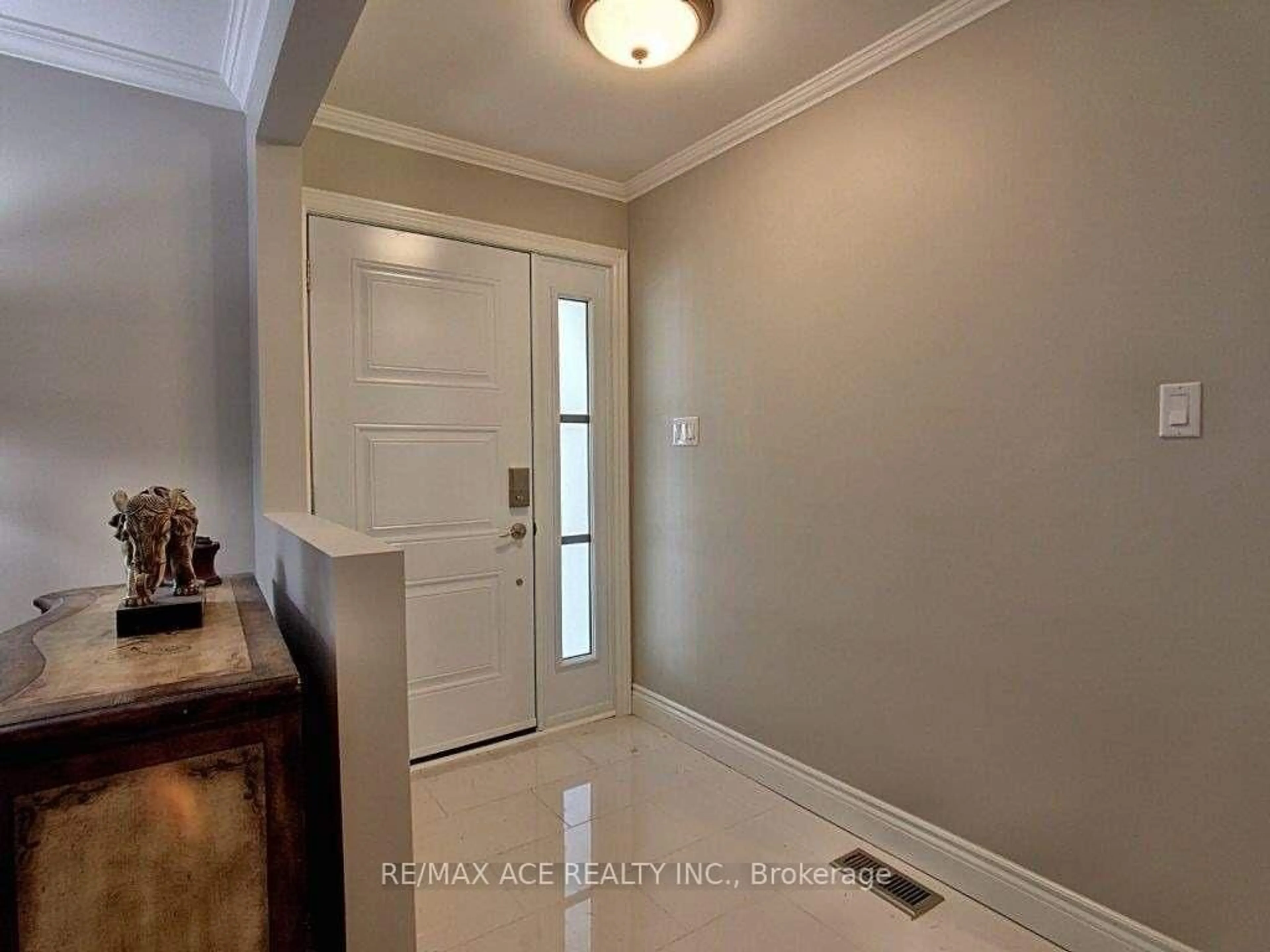 Indoor entryway for 5455 Hoxton St, Pickering Ontario L1Y 1A3
