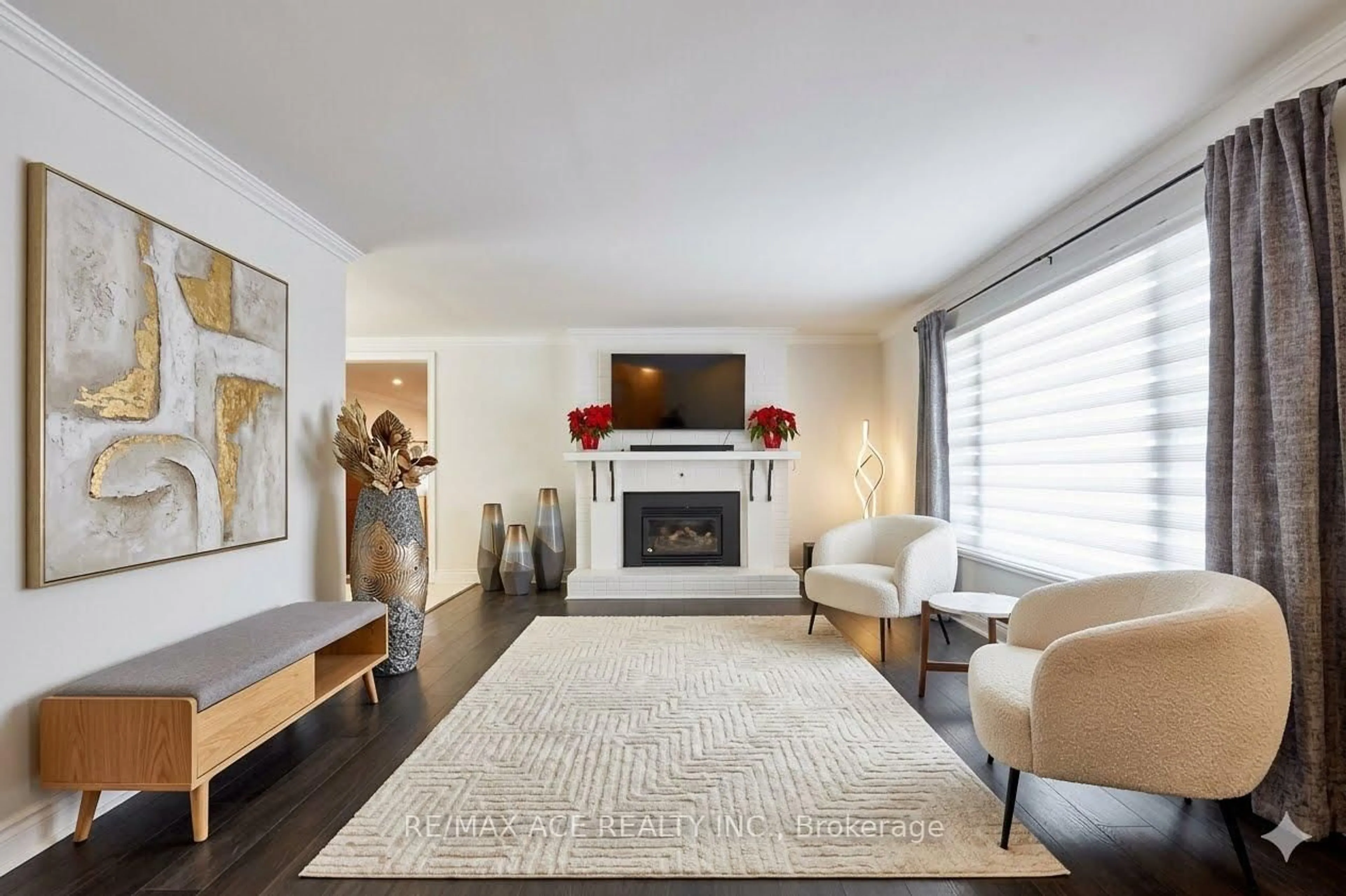 Living room with furniture, unknown for 5455 Hoxton St, Pickering Ontario L1Y 1A3