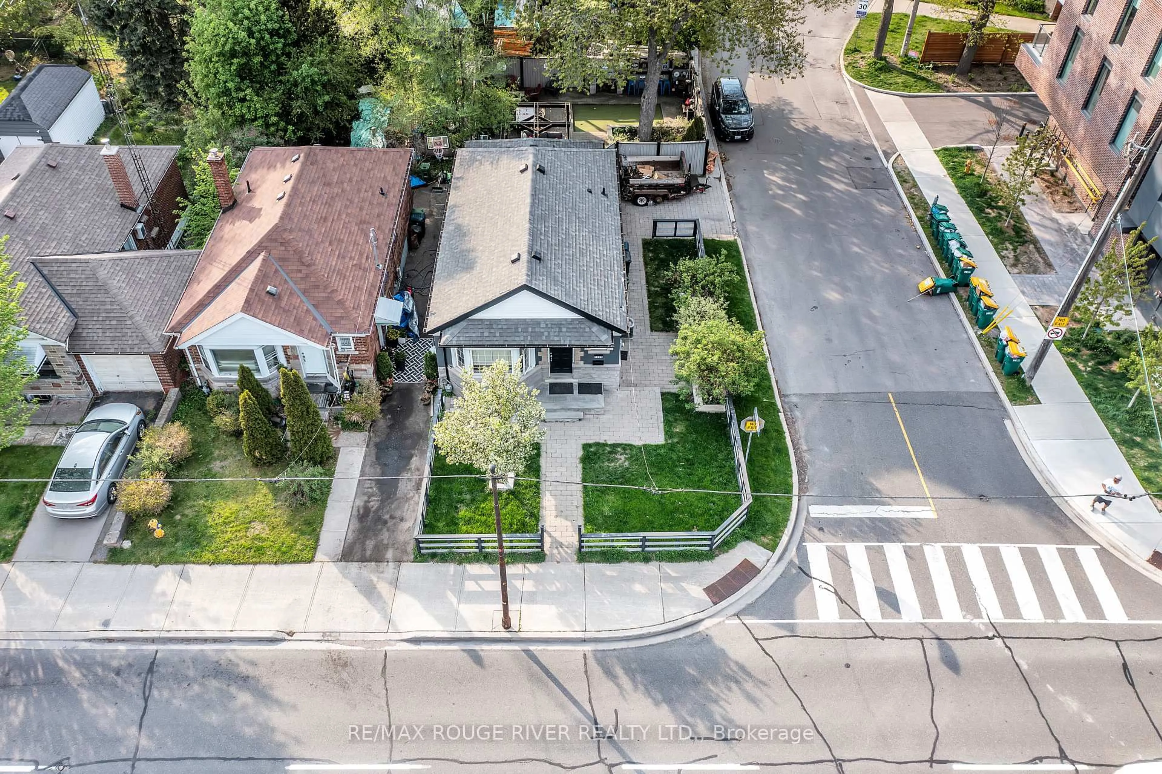 A pic from outside/outdoor area/front of a property/back of a property/a pic from drone, street for 1306 Kingston Rd, Toronto Ontario M1N 1P5