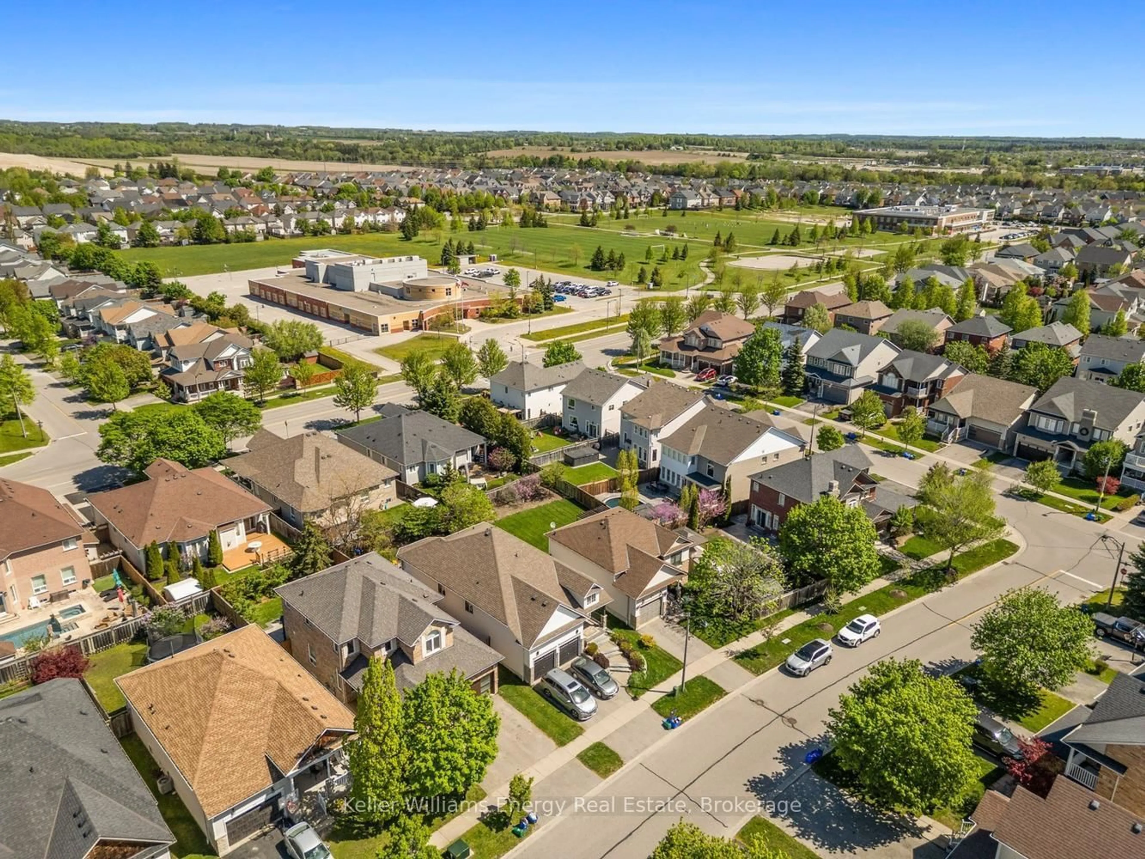 A pic from outside/outdoor area/front of a property/back of a property/a pic from drone, street for 10 Tunney Pl, Whitby Ontario L1M 2G2