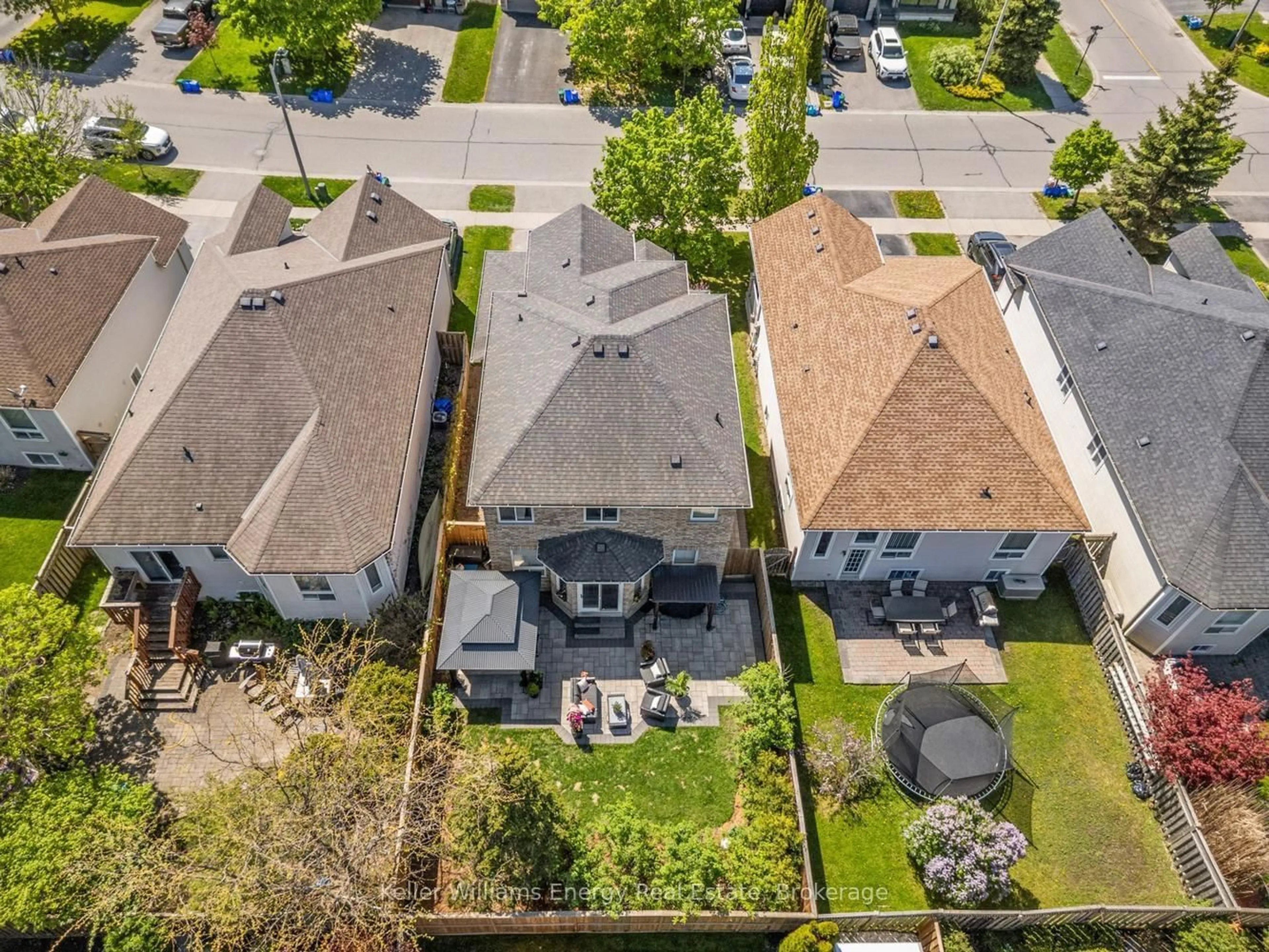 A pic from outside/outdoor area/front of a property/back of a property/a pic from drone, street for 10 Tunney Pl, Whitby Ontario L1M 2G2
