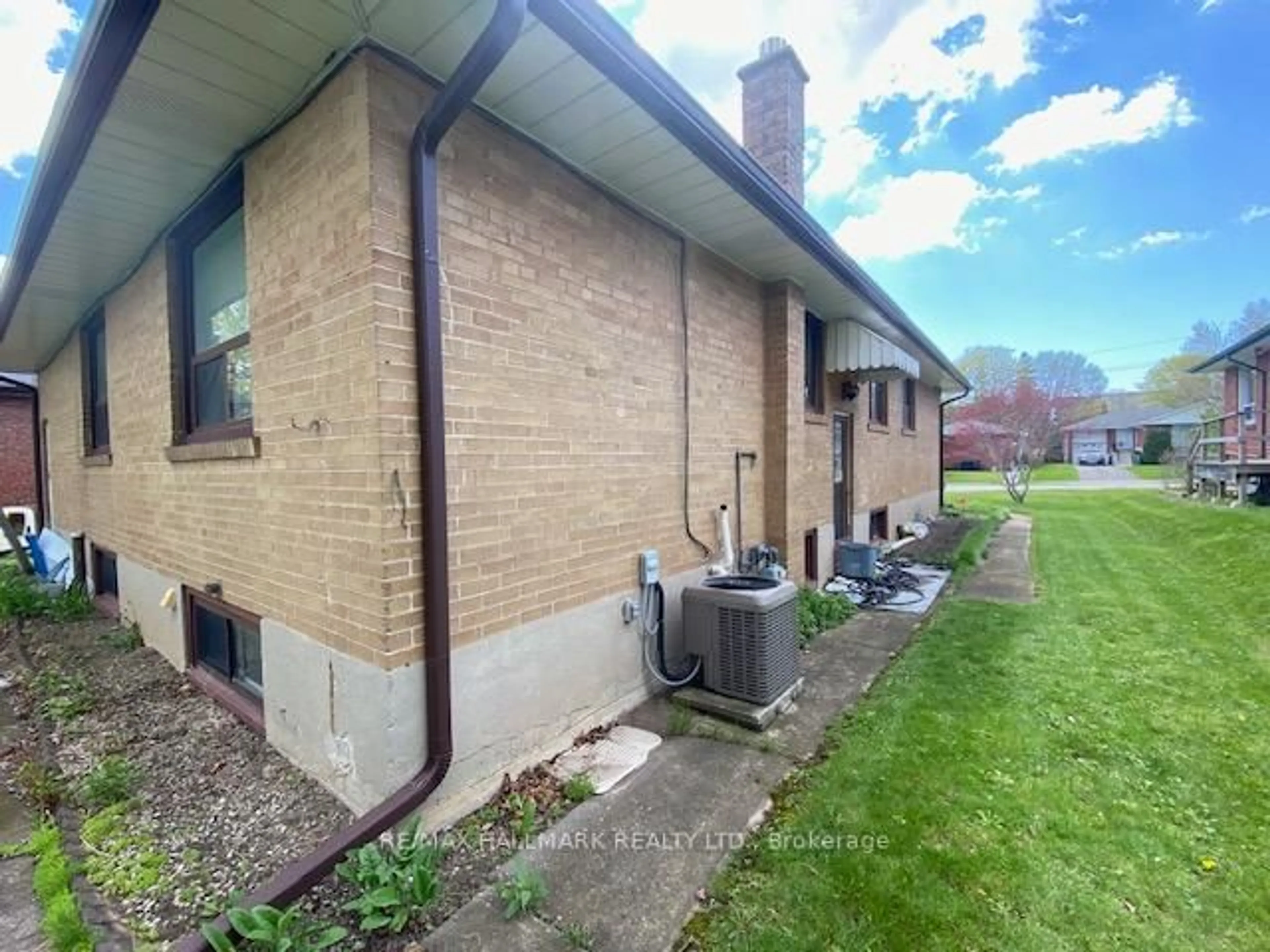 A pic from outside/outdoor area/front of a property/back of a property/a pic from drone, building for 16 Chrysler Cres, Toronto Ontario M1R 2L8