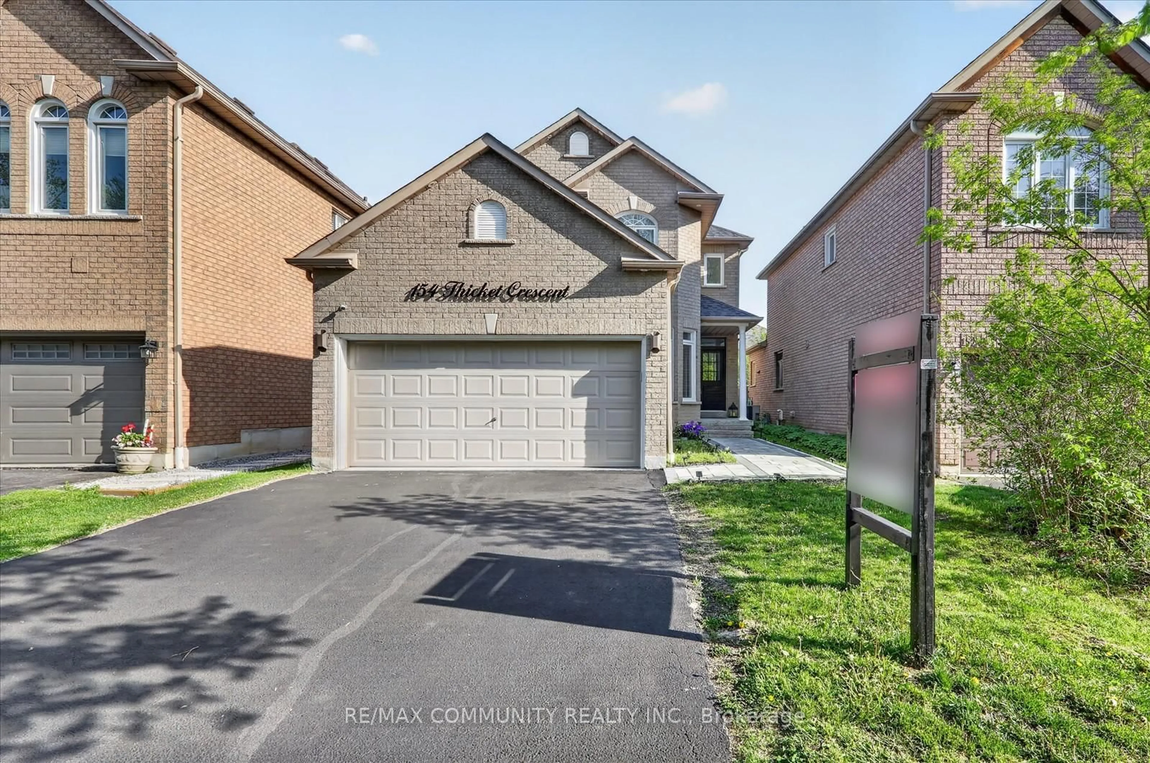 A pic from outside/outdoor area/front of a property/back of a property/a pic from drone, street for 154 Thicket Cres, Pickering Ontario L1V 6V7