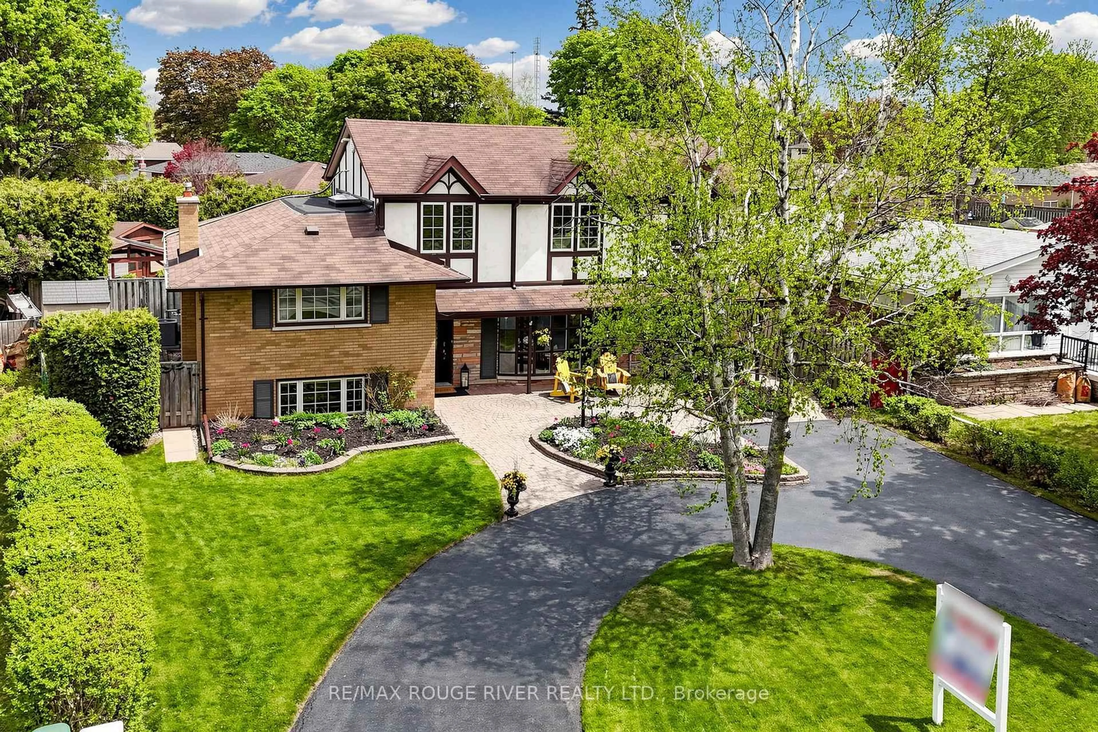A pic from outside/outdoor area/front of a property/back of a property/a pic from drone, street for 77 Mill St, Ajax Ontario L1S 6K2