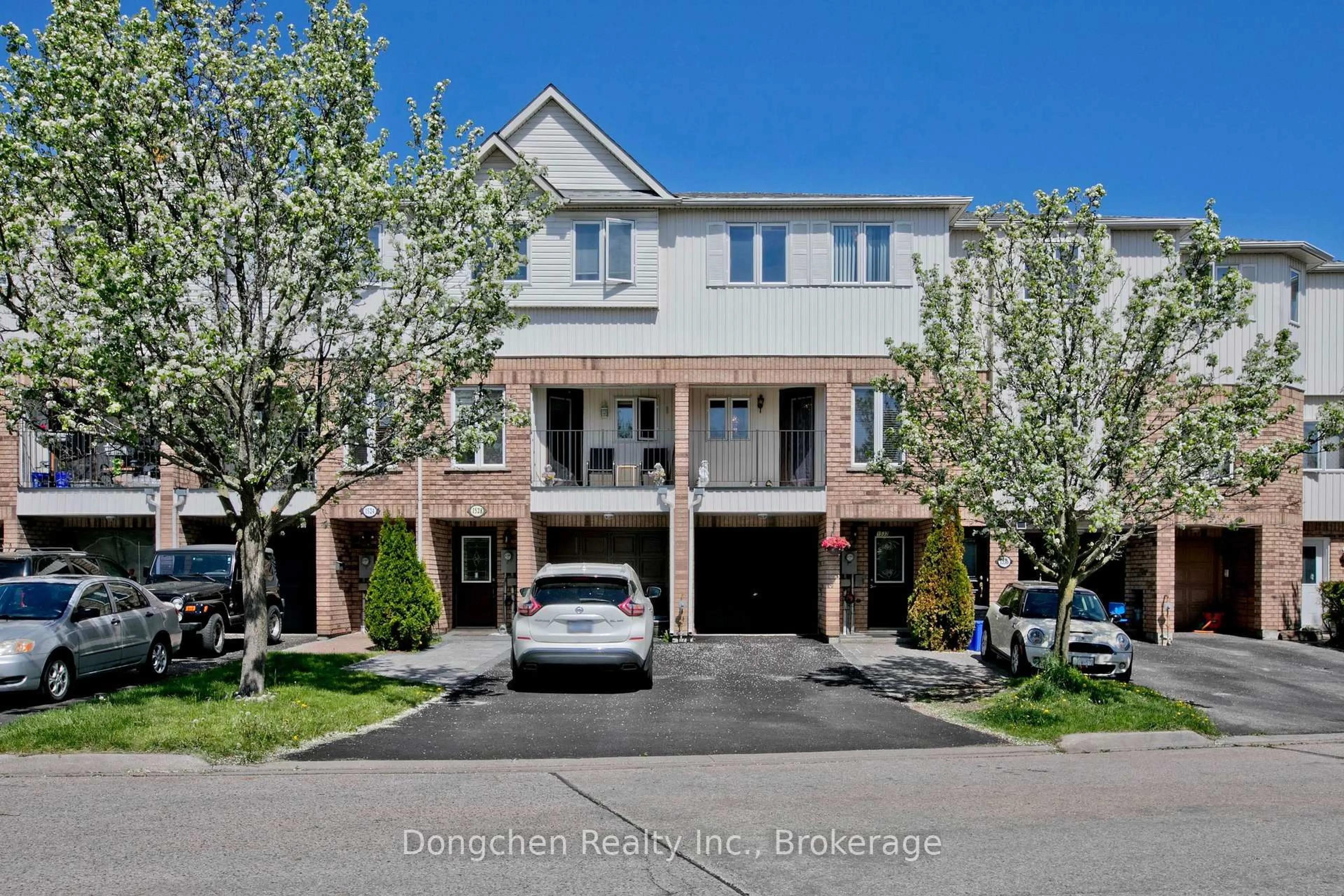 A pic from outside/outdoor area/front of a property/back of a property/a pic from drone, street for 1532 hummingbird Crt, Pickering Ontario L1V 7H9