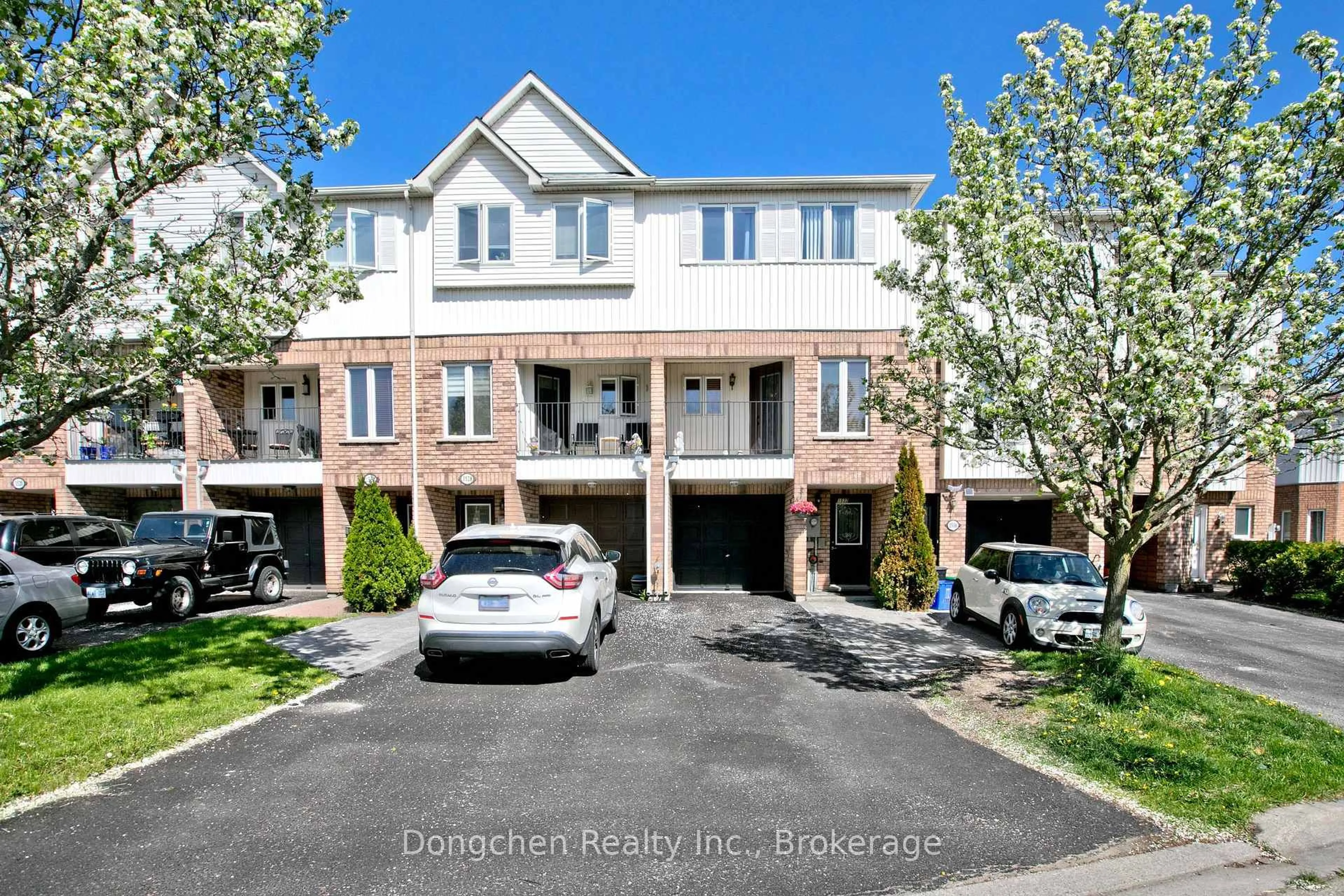 A pic from outside/outdoor area/front of a property/back of a property/a pic from drone, street for 1532 hummingbird Crt, Pickering Ontario L1V 7H9