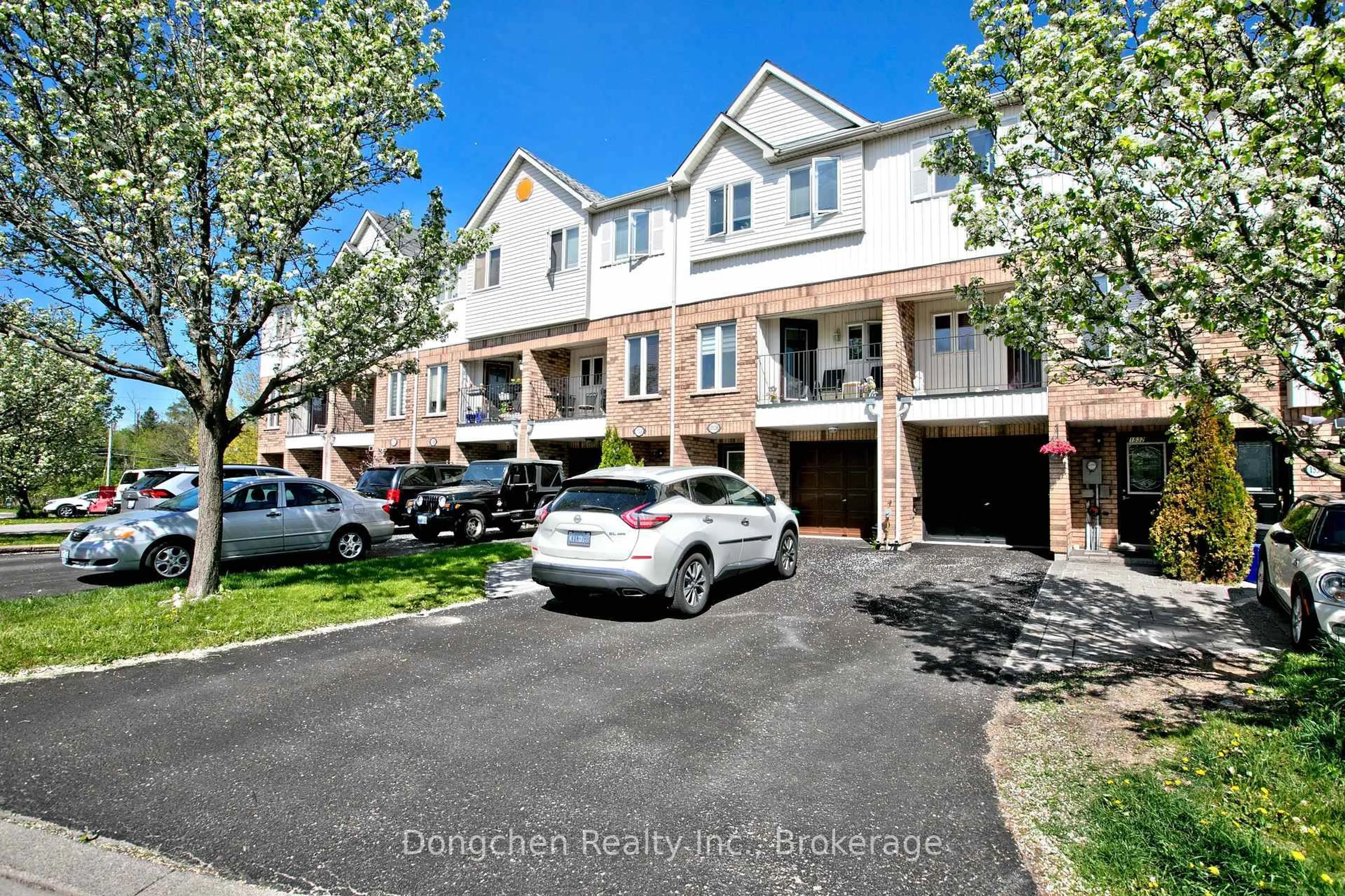 A pic from outside/outdoor area/front of a property/back of a property/a pic from drone, street for 1532 hummingbird Crt, Pickering Ontario L1V 7H9