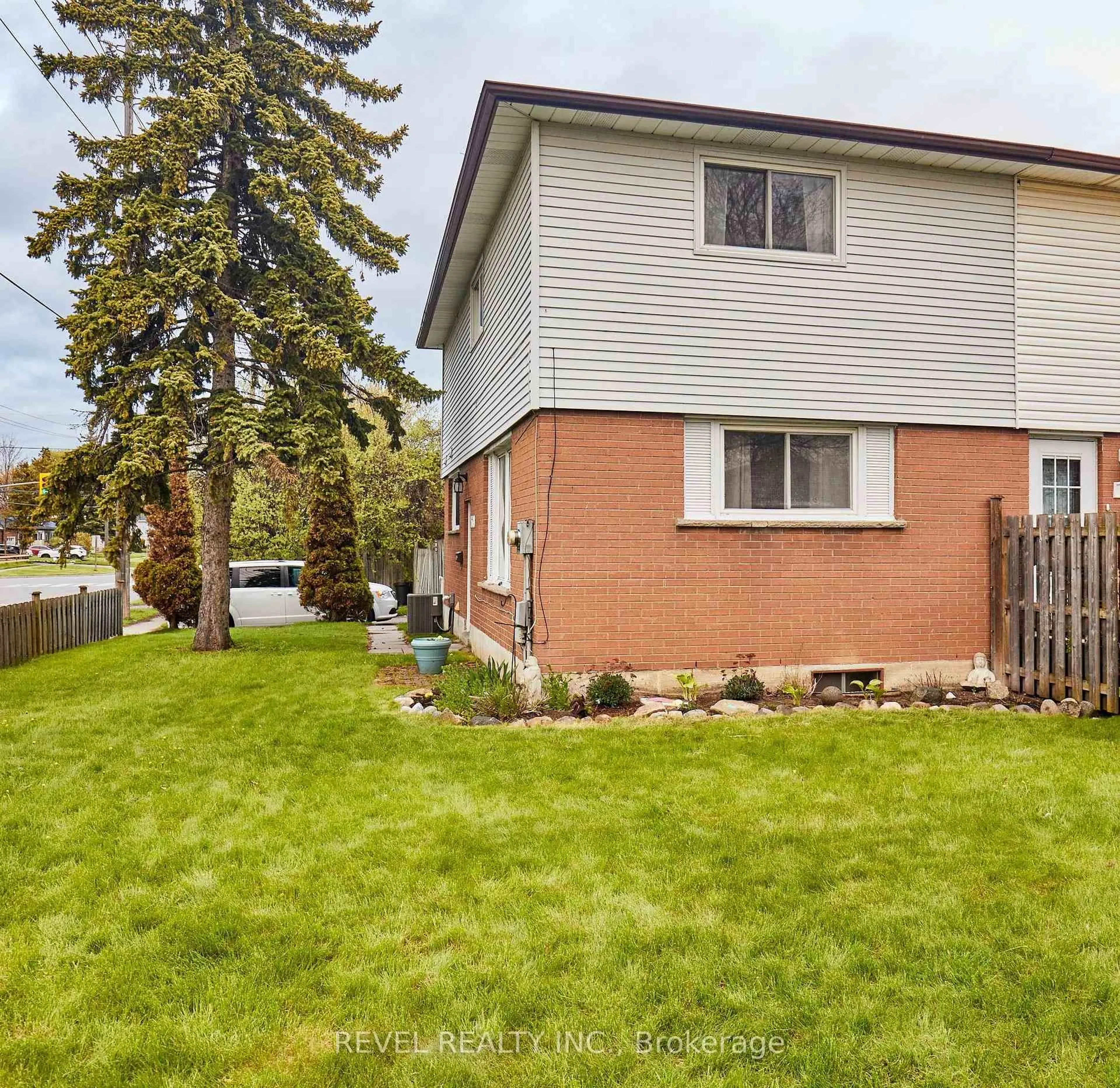 Home with vinyl exterior material, street for 689 Gibb St, Oshawa Ontario L1J 1Z8