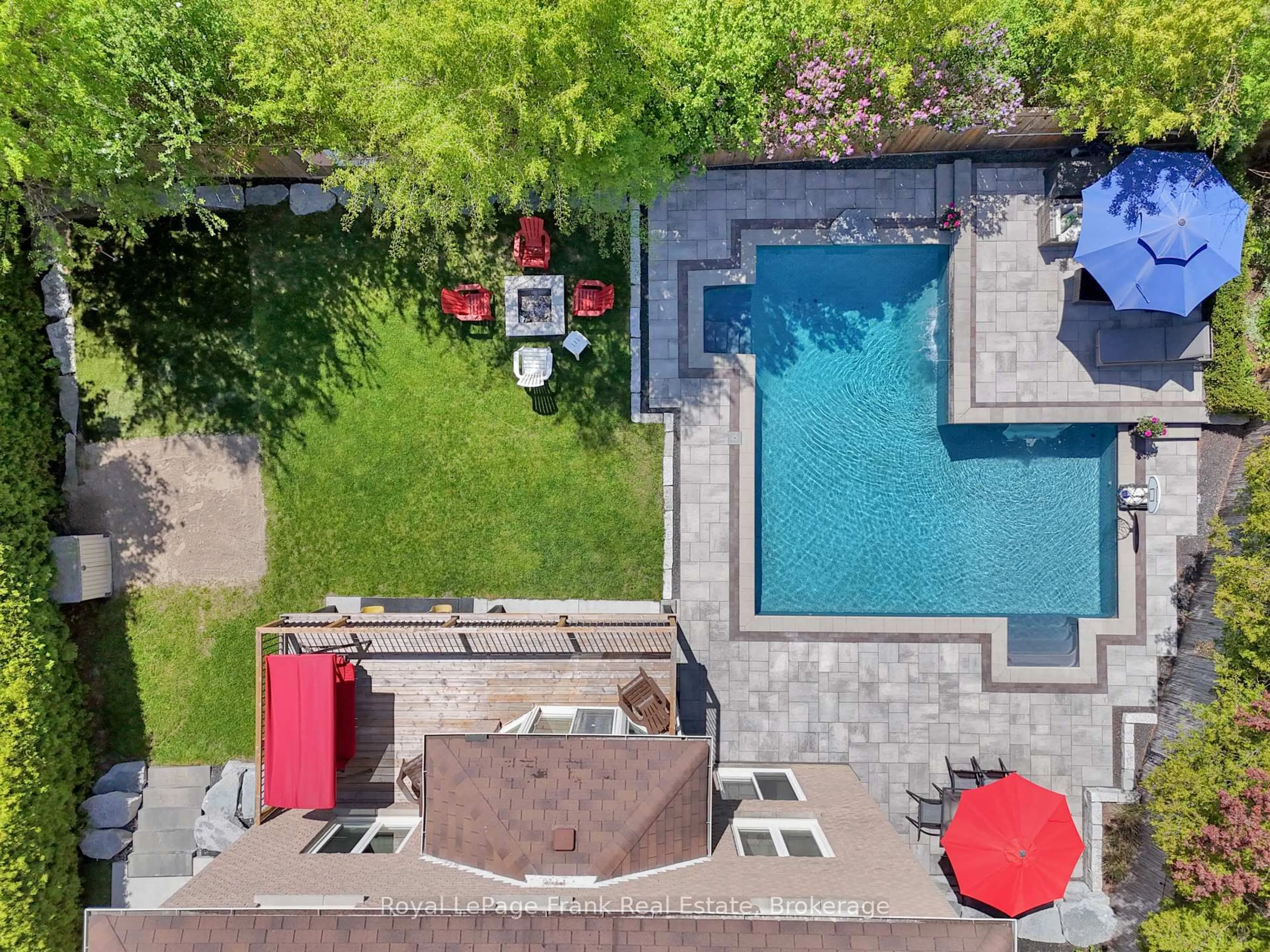 A pic from outside/outdoor area/front of a property/back of a property/a pic from drone, street for 53 Pinedale Cres, Clarington Ontario L1E 1C7