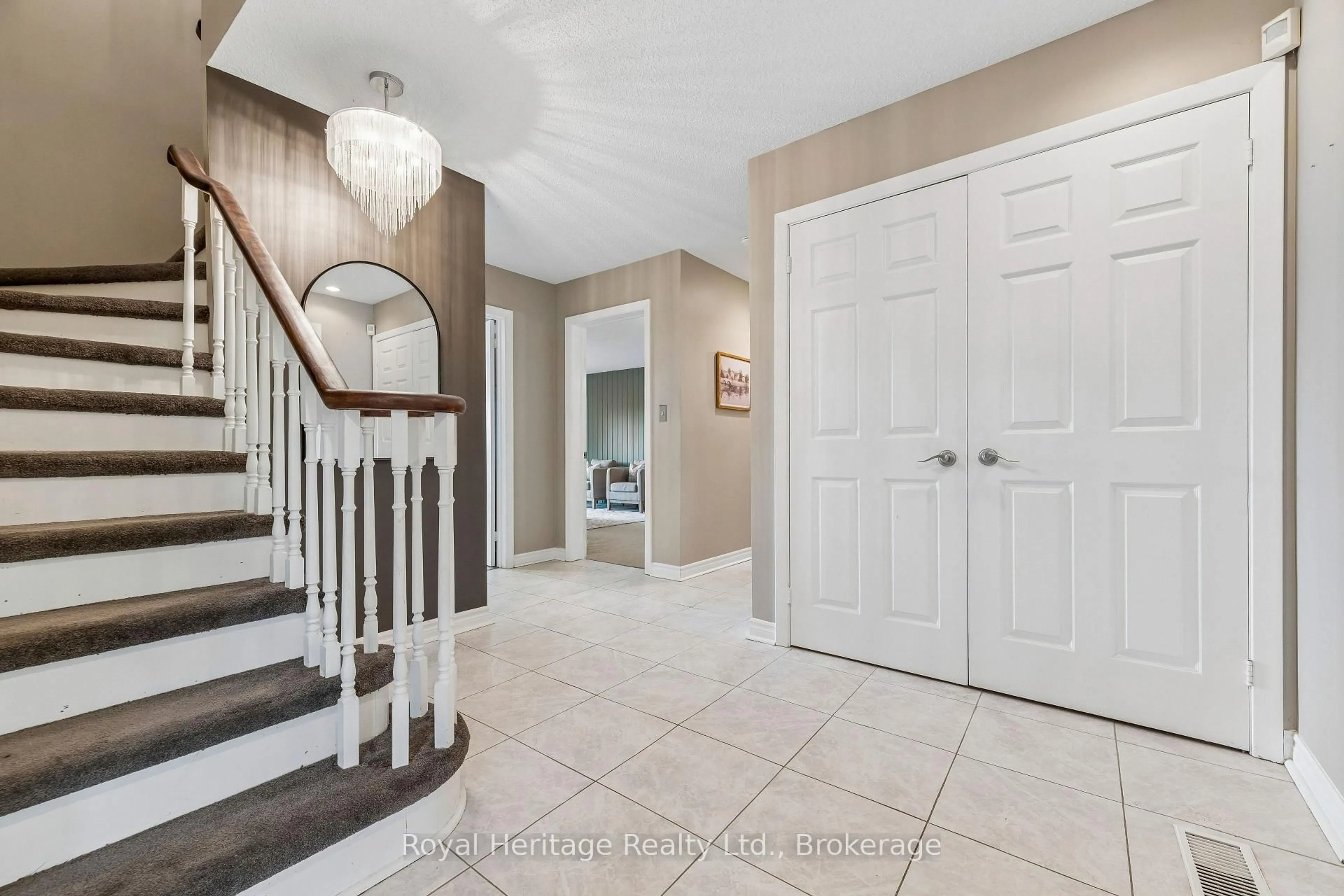 Indoor entryway for 232 BEATRICE St, Oshawa Ontario L1G 7M9