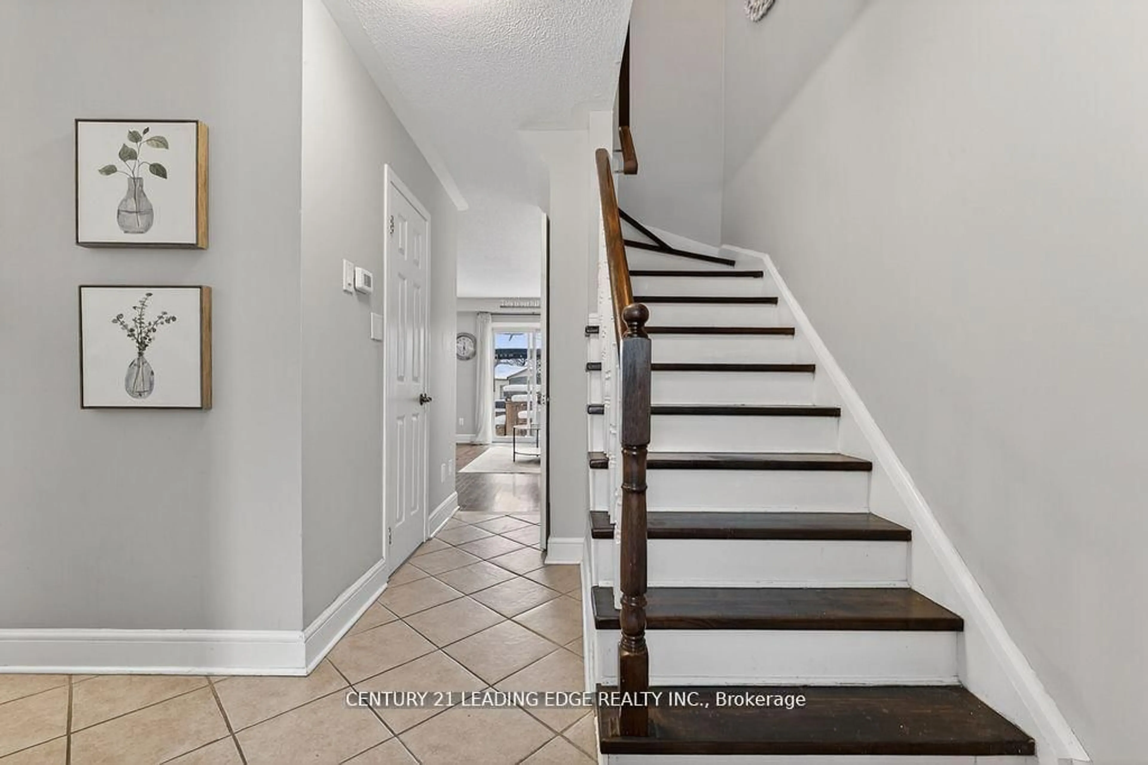 Indoor entryway for 56 Ivory Crt, Clarington Ontario L1C 5C1