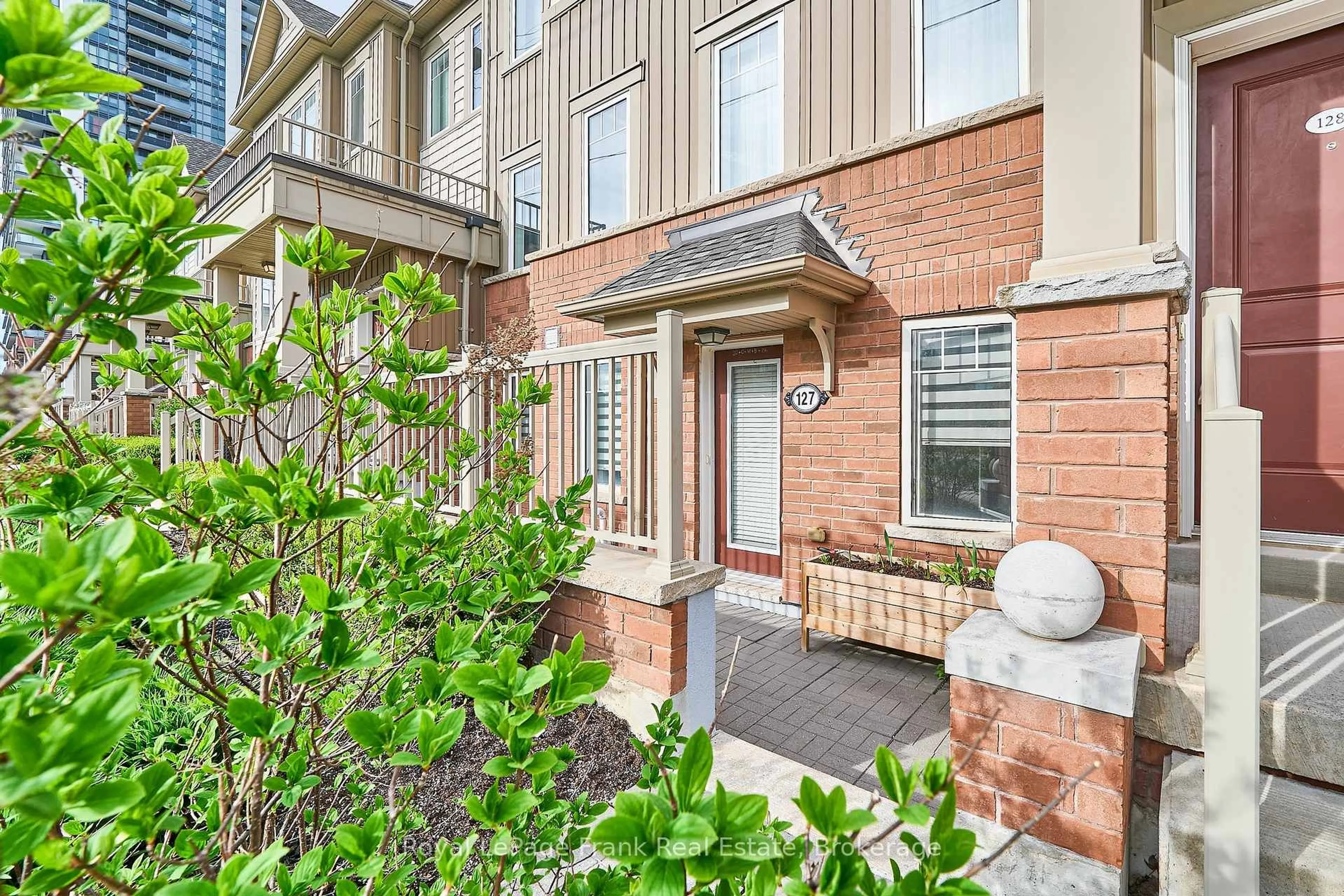 Indoor entryway for 2500 Hill Rise Crt #127, Oshawa Ontario L1L 0M6