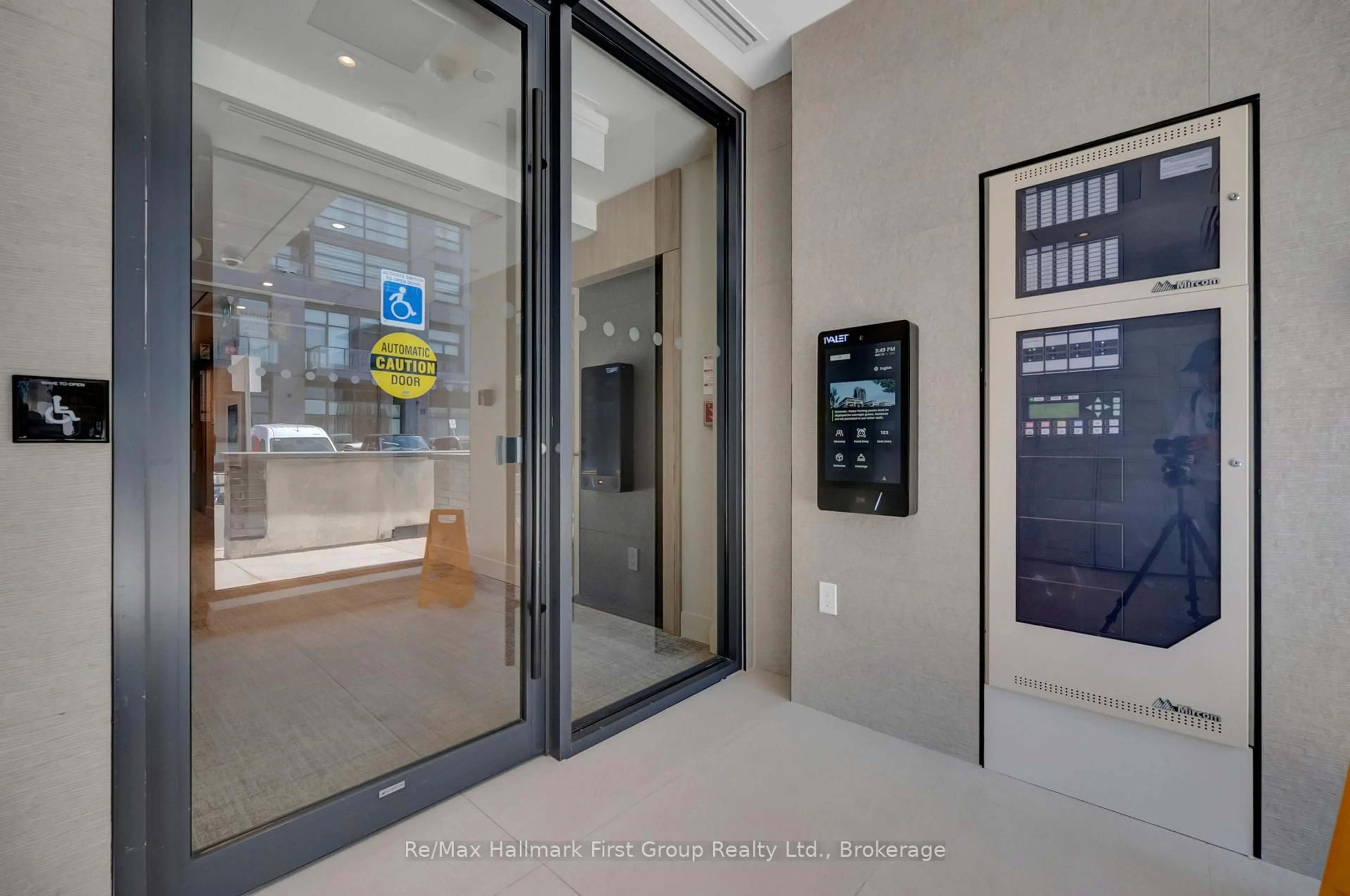 Indoor foyer for 1610 Charles St #444, Whitby Ontario L1N 0P5