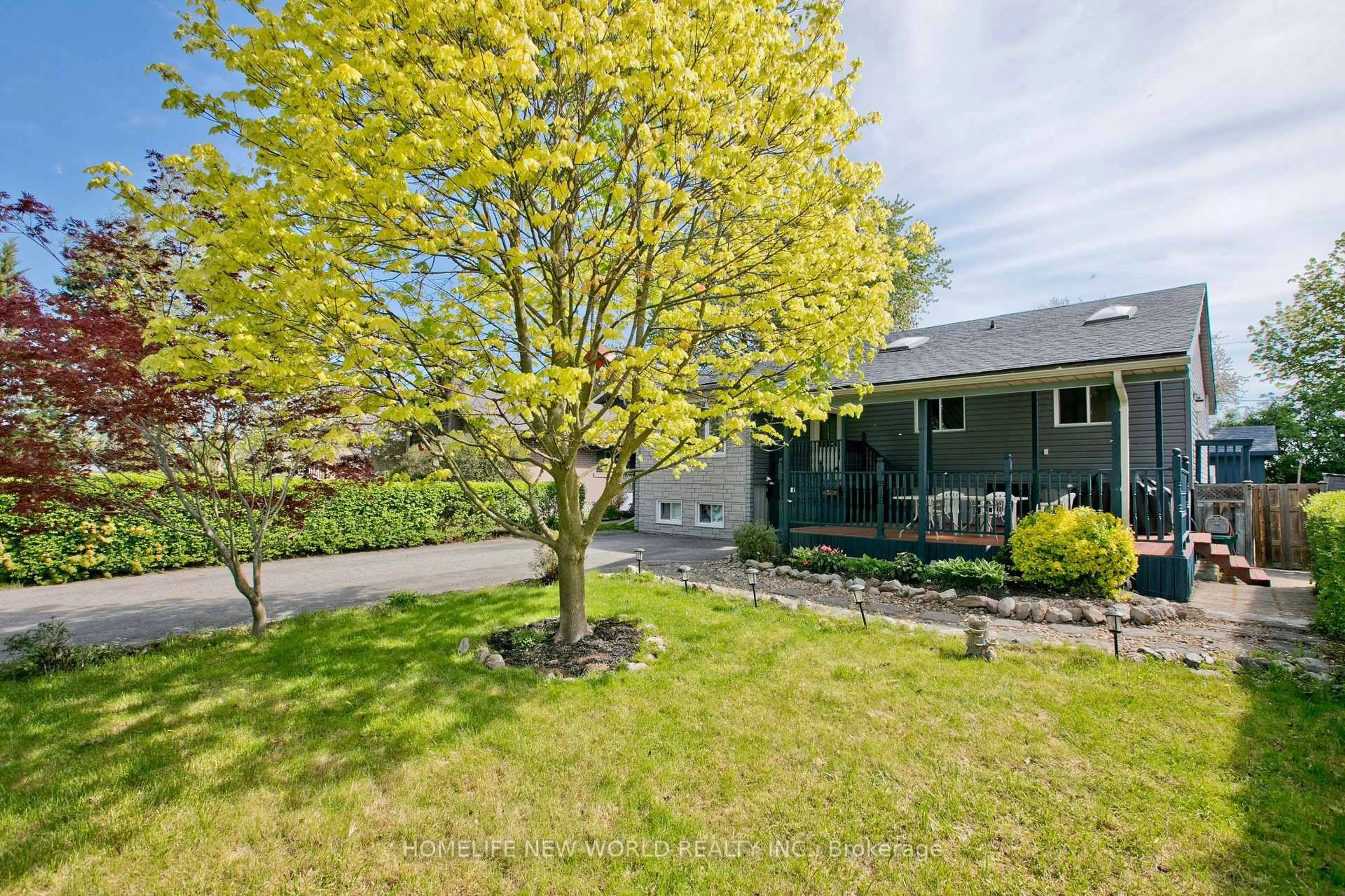 A pic from outside/outdoor area/front of a property/back of a property/a pic from drone, street for 727 Balaton Ave, Pickering Ontario L1W 1W3