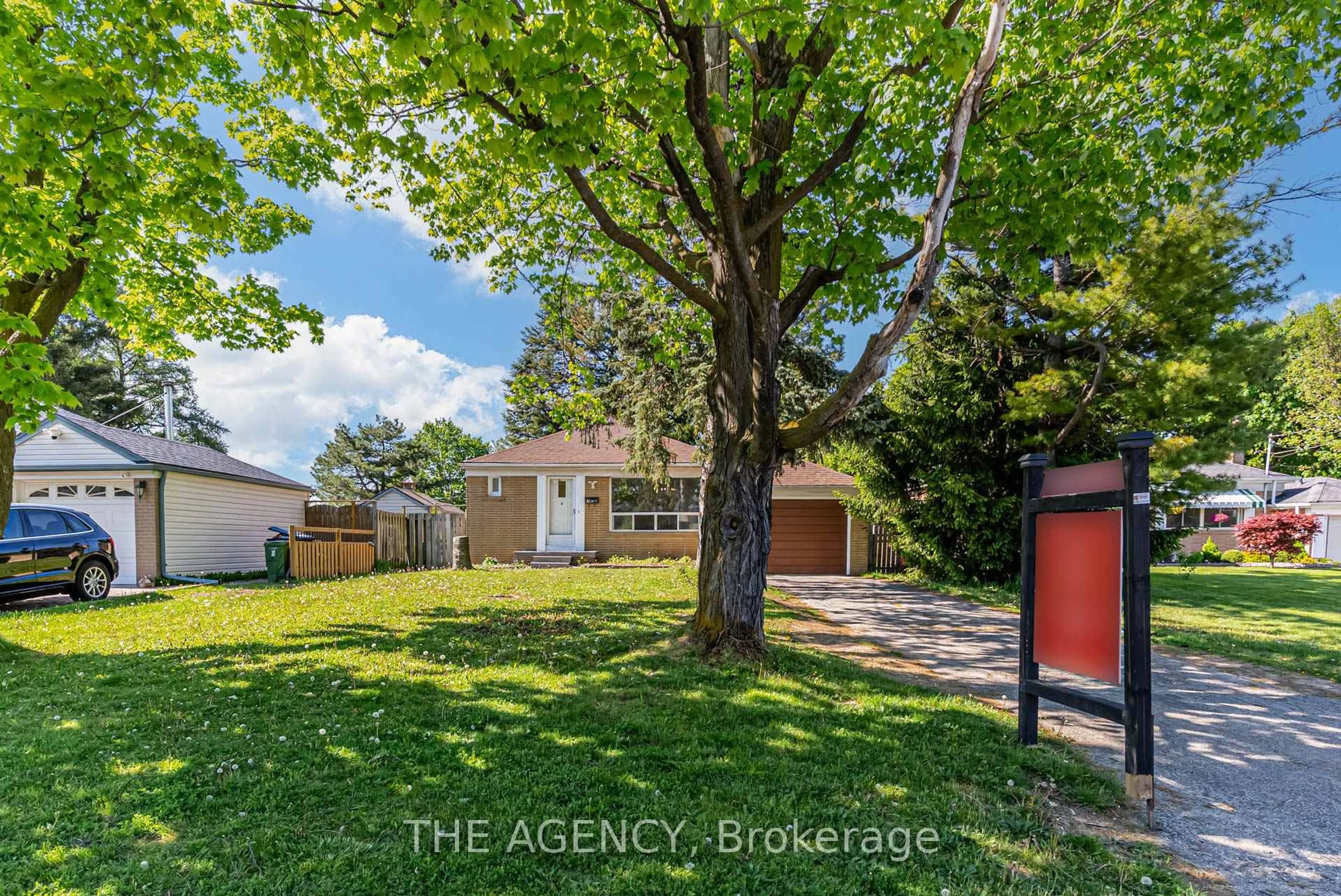 A pic from outside/outdoor area/front of a property/back of a property/a pic from drone, street for 50 Todd Rd, Toronto Ontario M1S 2K1
