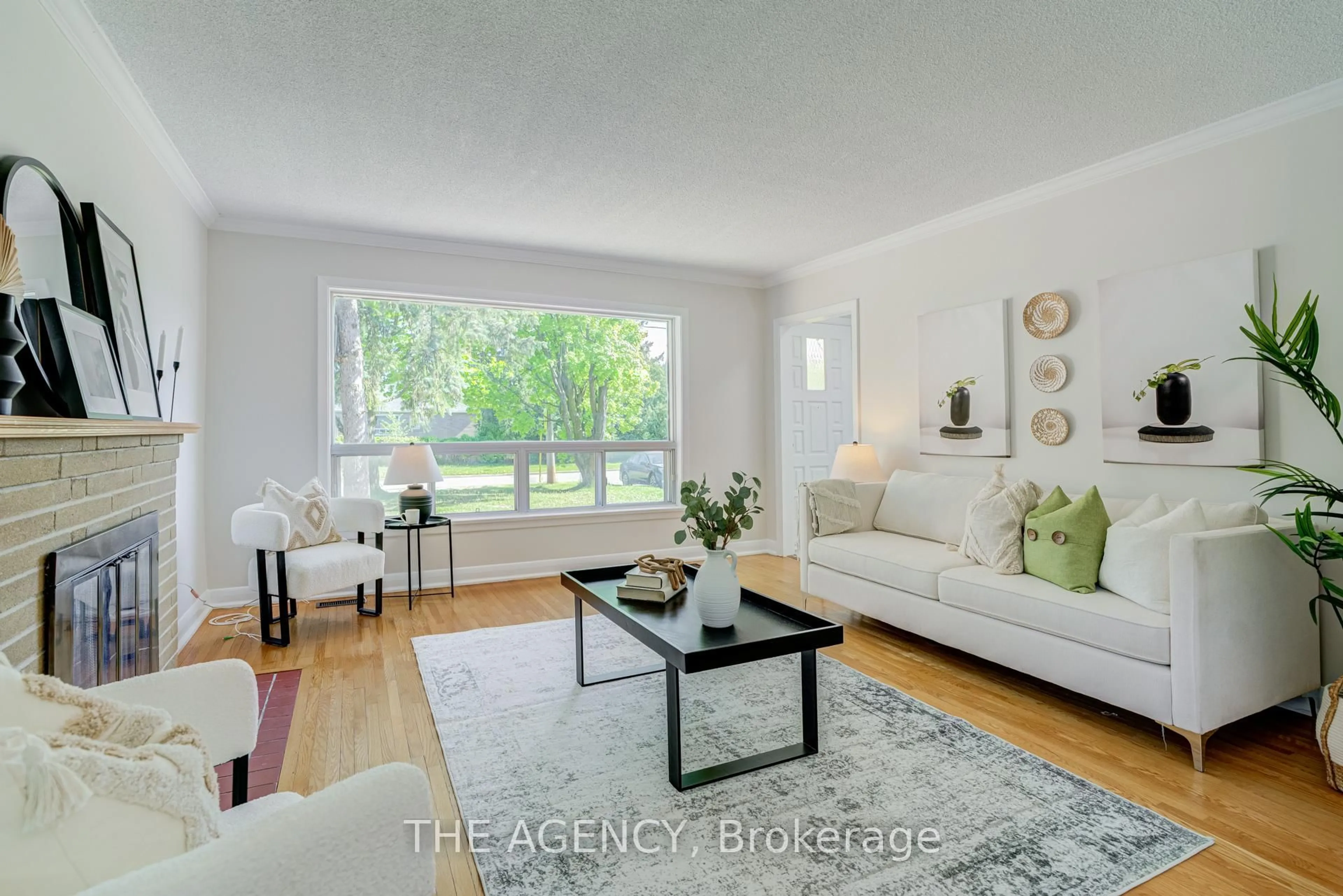 Living room with furniture, wood/laminate floor for 50 Todd Rd, Toronto Ontario M1S 2K1