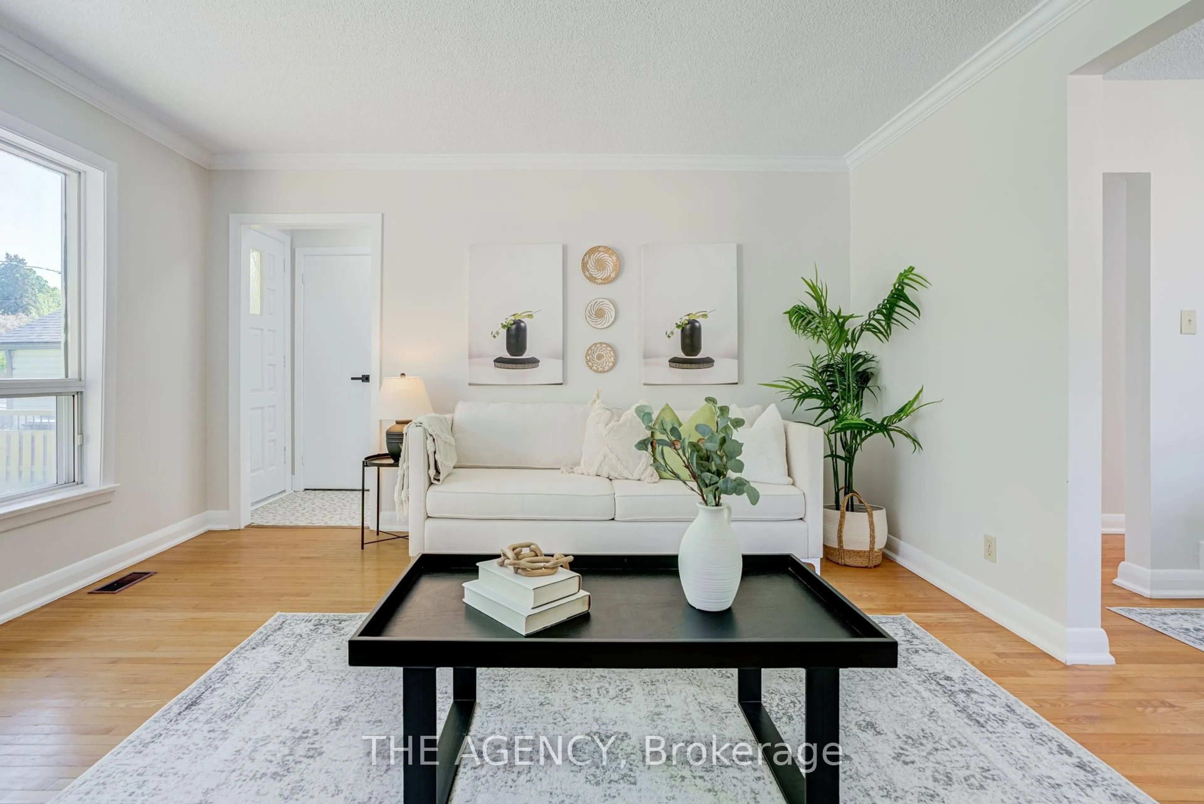 Living room with furniture, wood/laminate floor for 50 Todd Rd, Toronto Ontario M1S 2K1