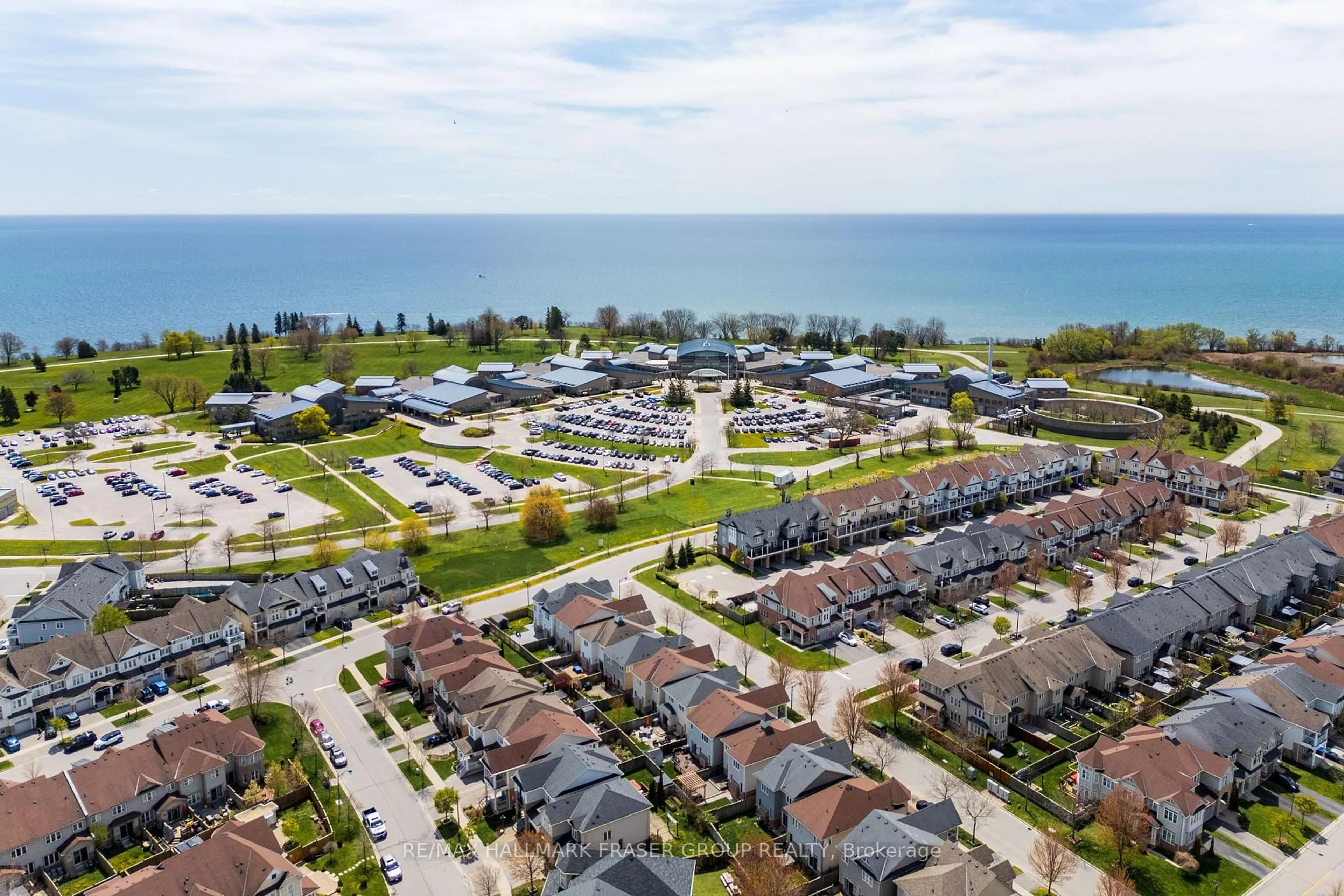 A pic from outside/outdoor area/front of a property/back of a property/a pic from drone, street for 72 Harbourside Dr, Whitby Ontario L1N 0H7